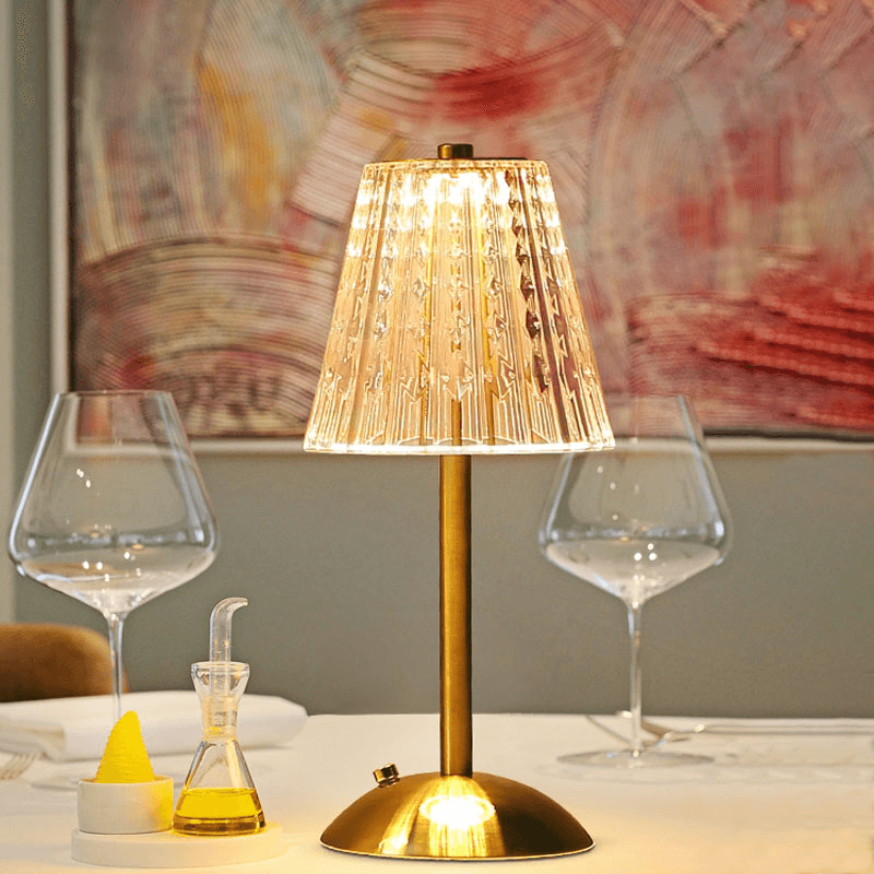 Goldene kabellose Tischlampe mit Lampenschirm