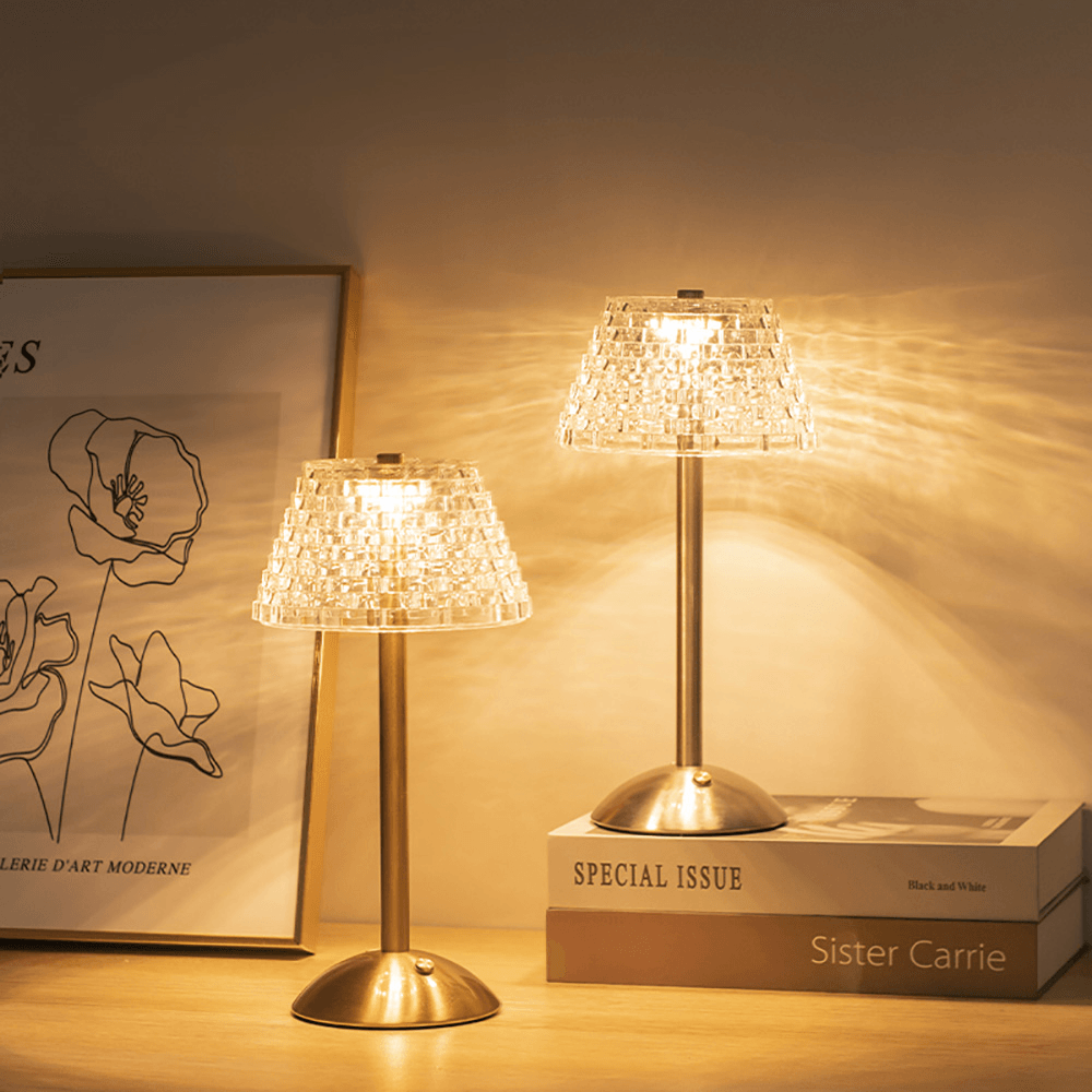 Goldene kabellose Tischlampe mit Lampenschirm