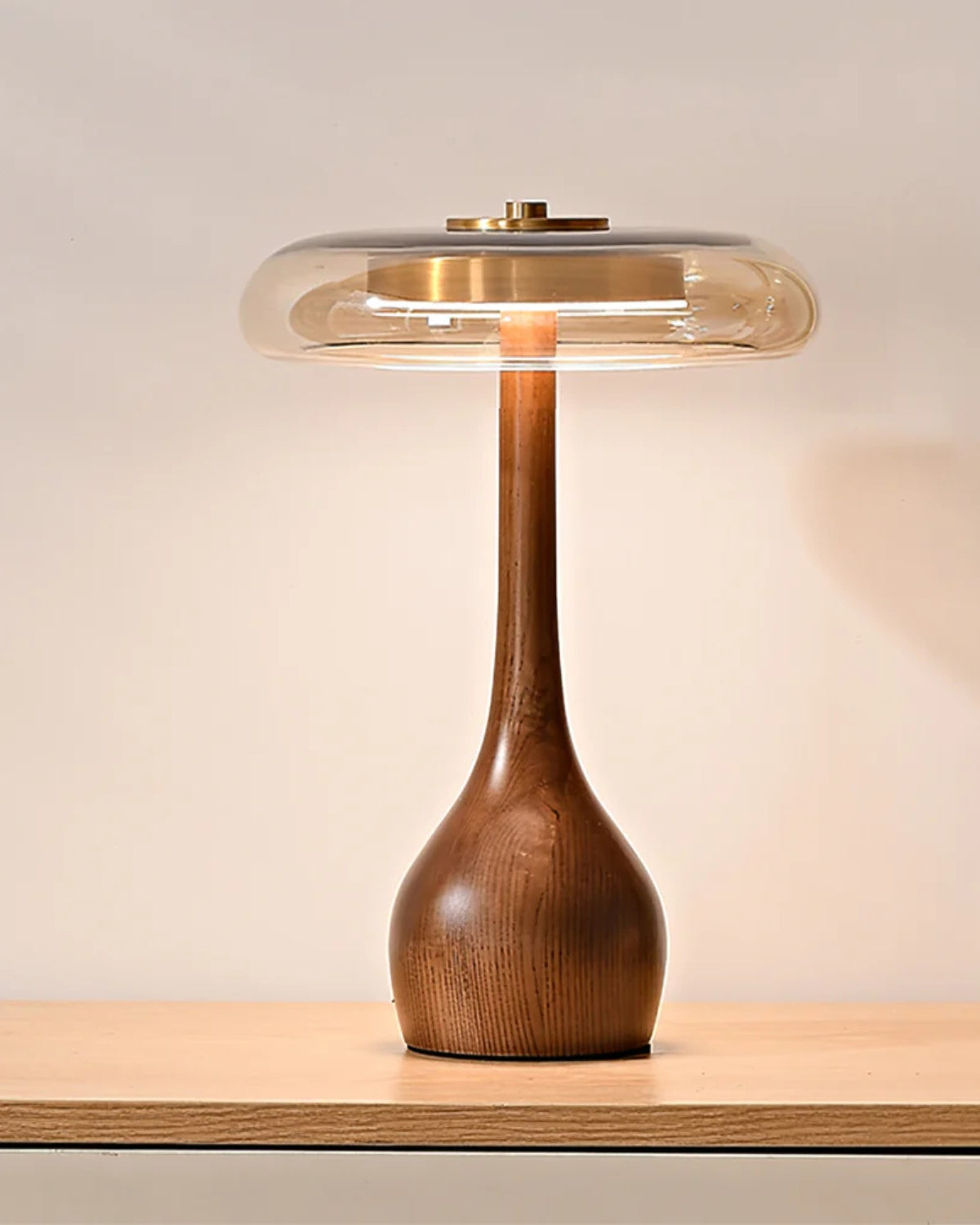 Moderne Retro Tischlampe mit Holzoptikdetails