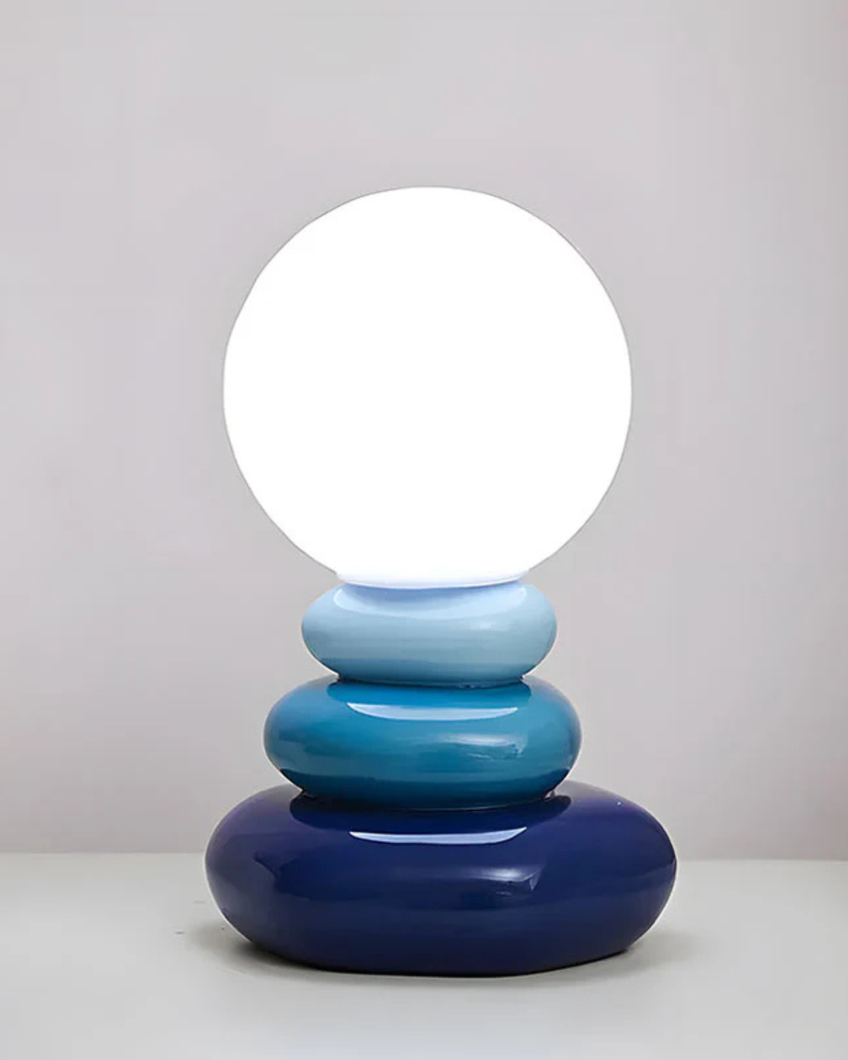 Tischlampe mit klassischer Kugelform