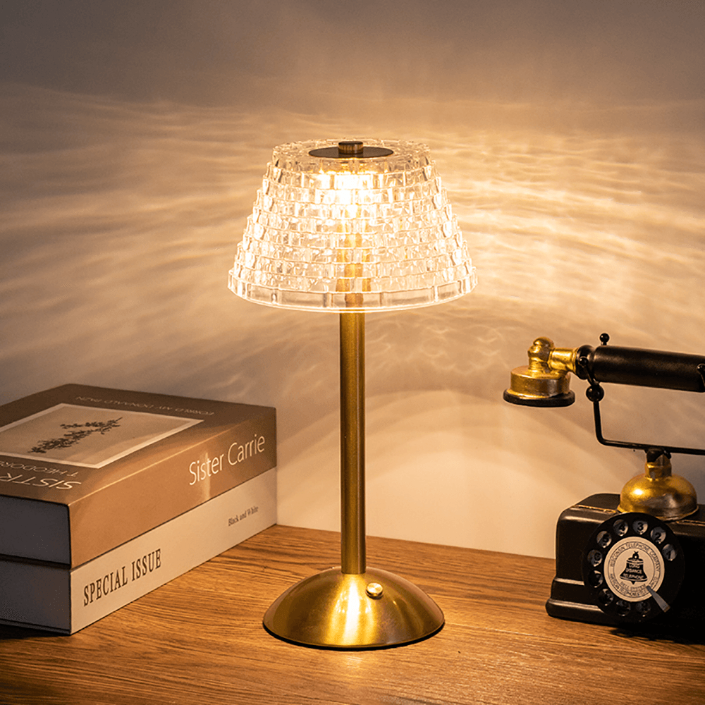 Goldene kabellose Tischlampe mit Lampenschirm