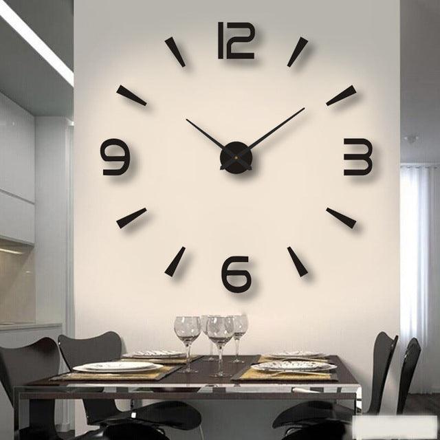 Große Wanduhr mit zeitlosem Stil