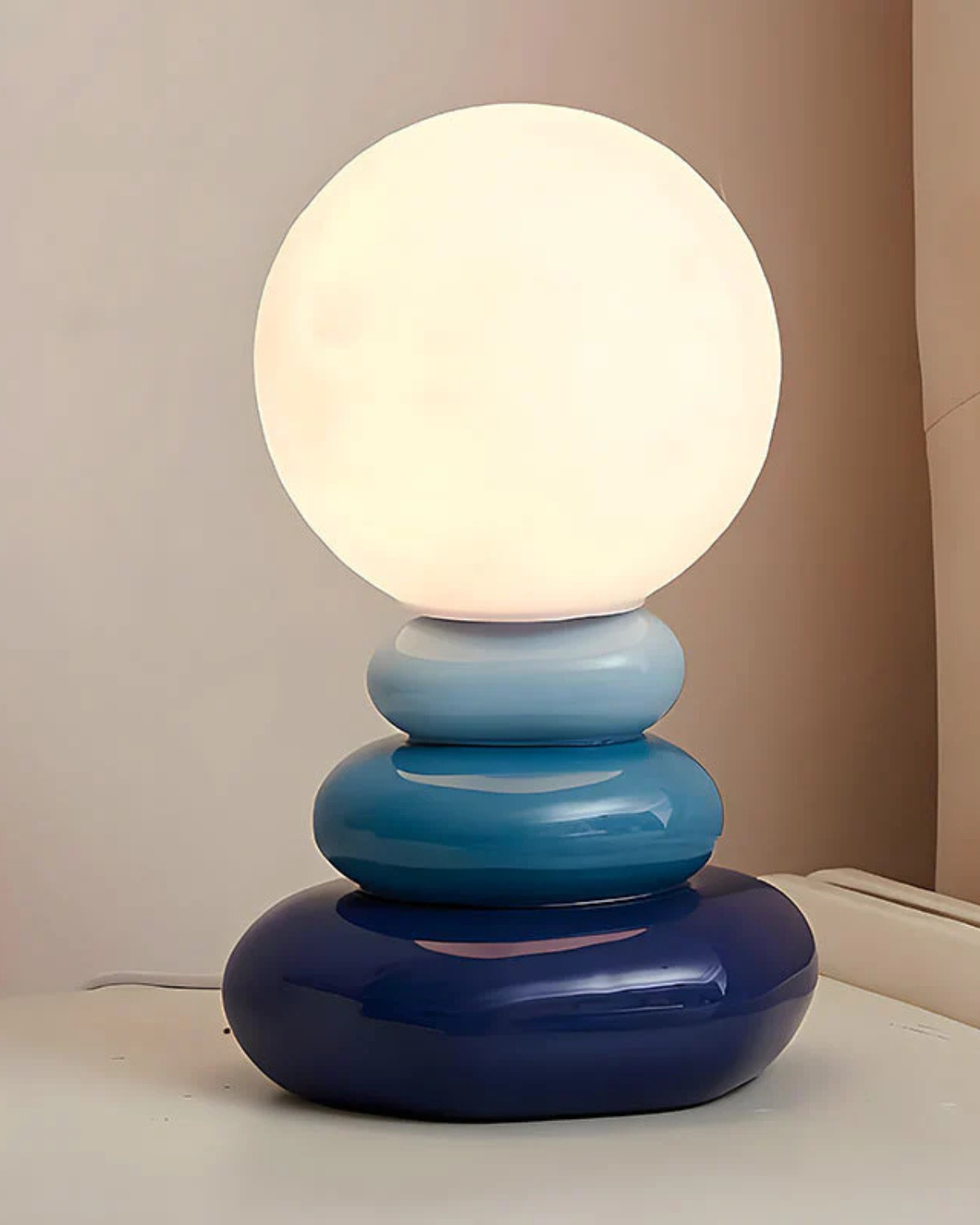 Tischlampe mit klassischer Kugelform
