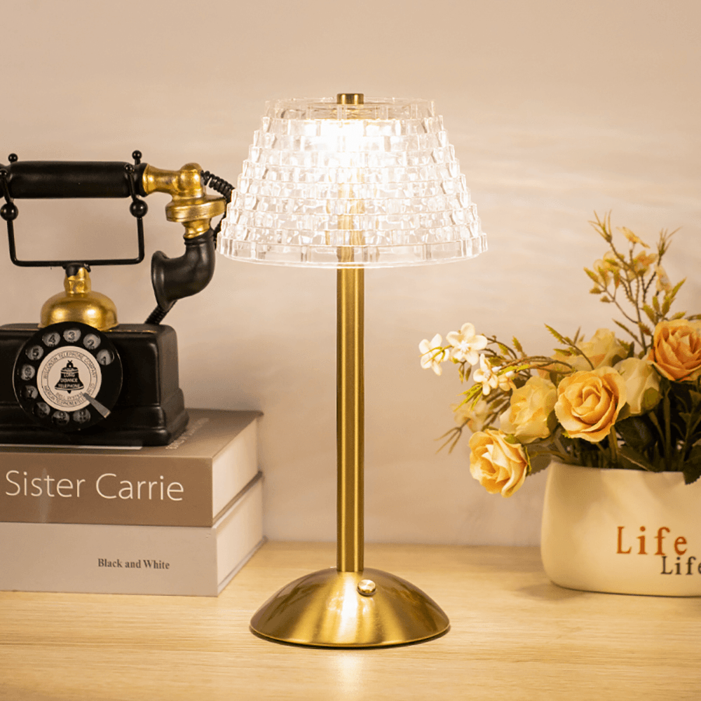 Goldene kabellose Tischlampe mit Lampenschirm