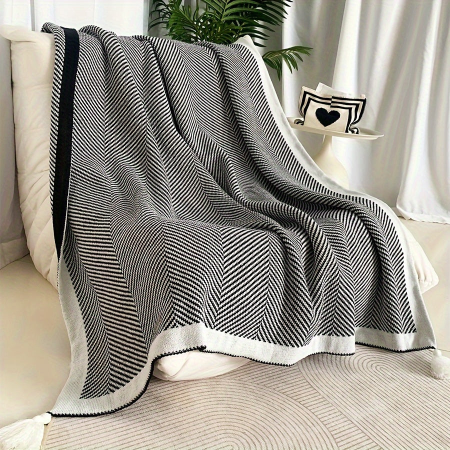 Gestreifte Decke für das Sofa