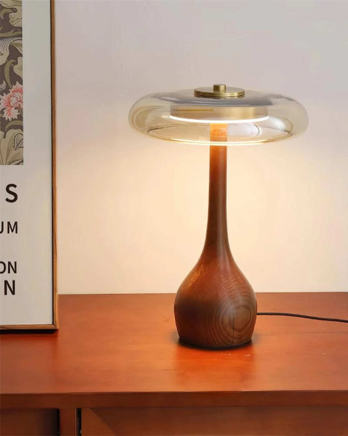 Moderne Retro Tischlampe mit Holzoptikdetails