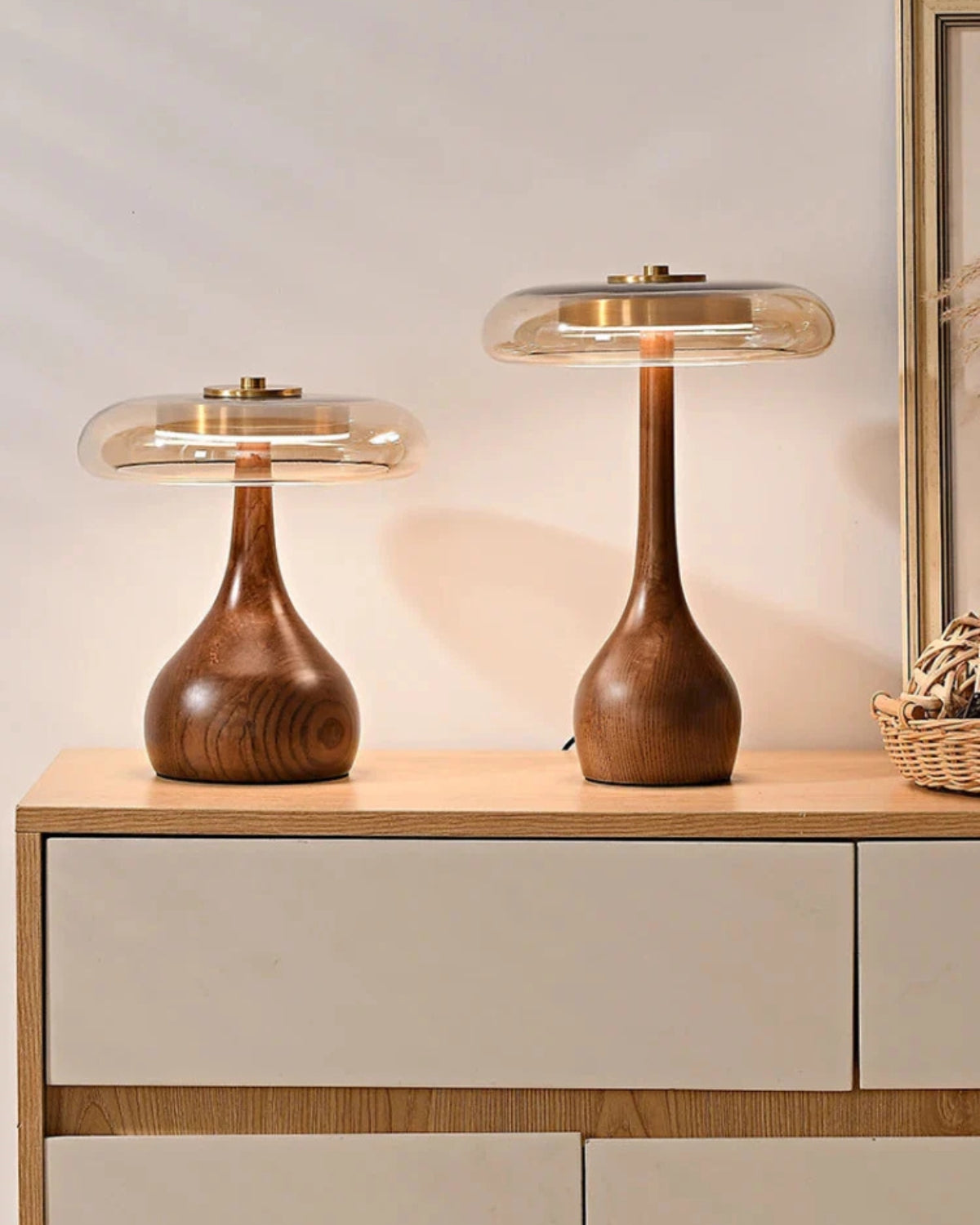 Moderne Retro Tischlampe mit Holzoptikdetails