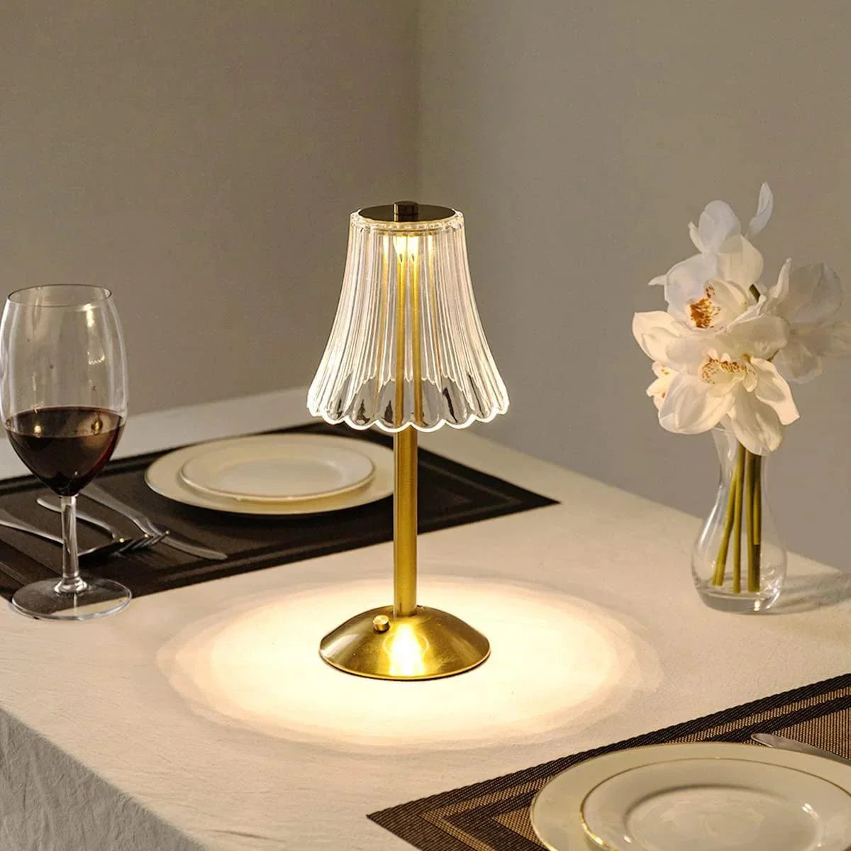 Goldene kabellose Tischlampe mit Lampenschirm
