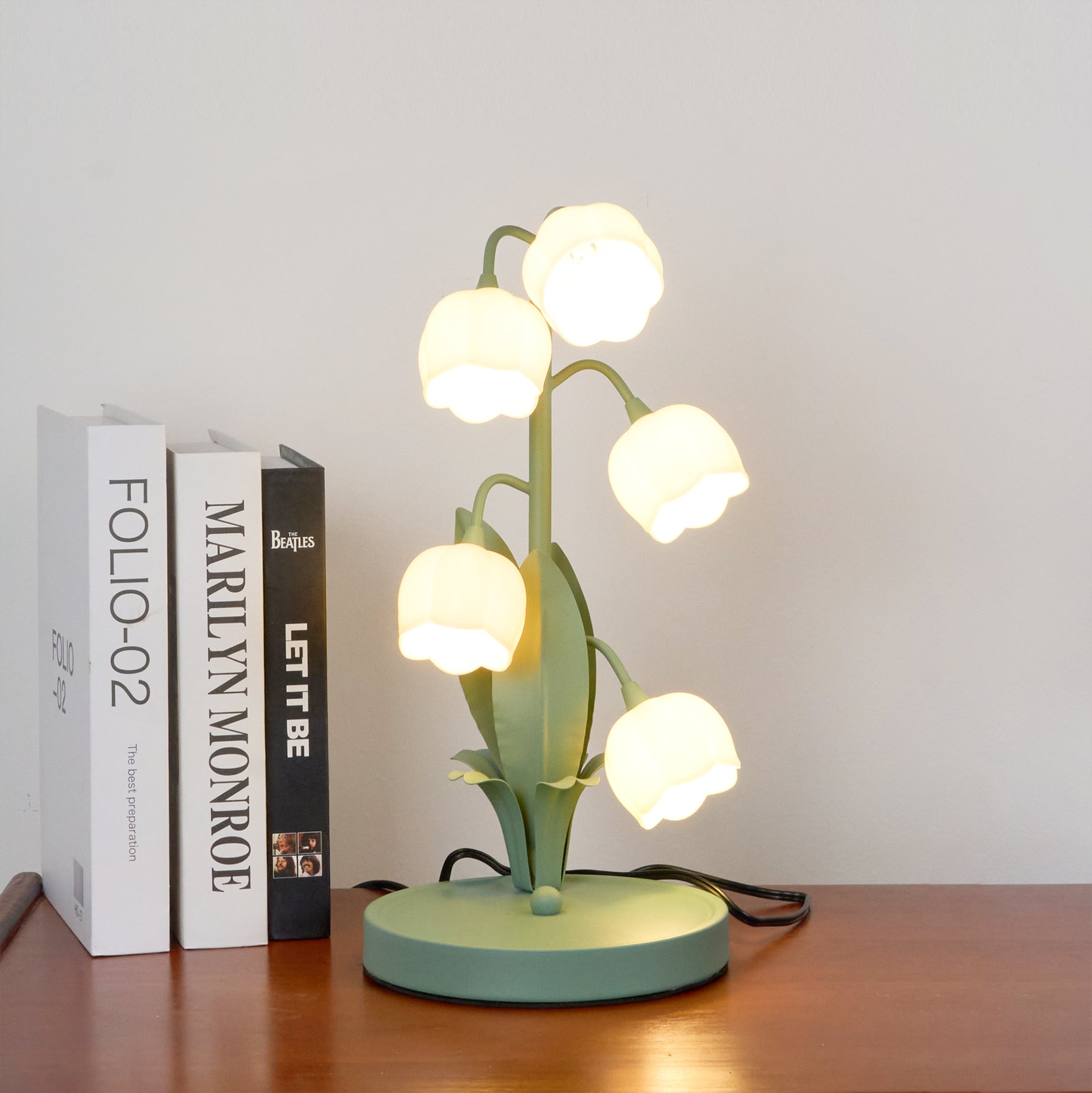 Grüne Tischlampe mit weißer Blume
