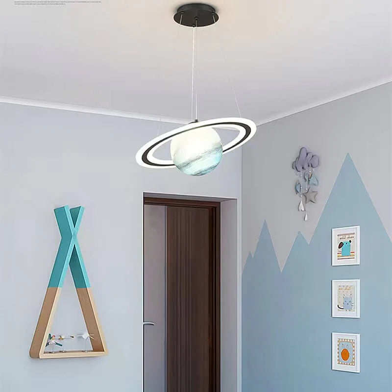 LED-Pendelleuchte mit Weltraummotiv