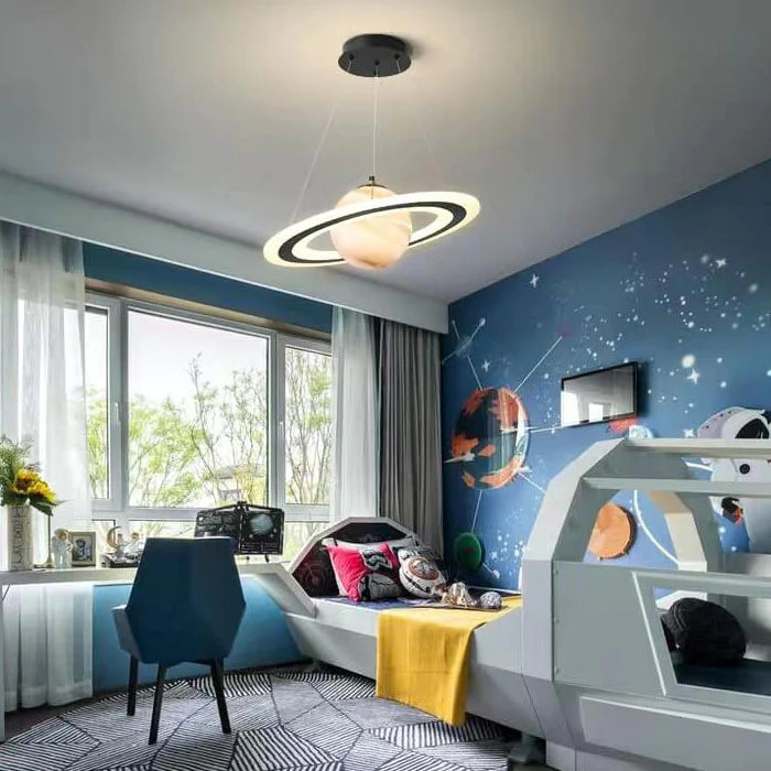LED-Pendelleuchte mit Weltraummotiv