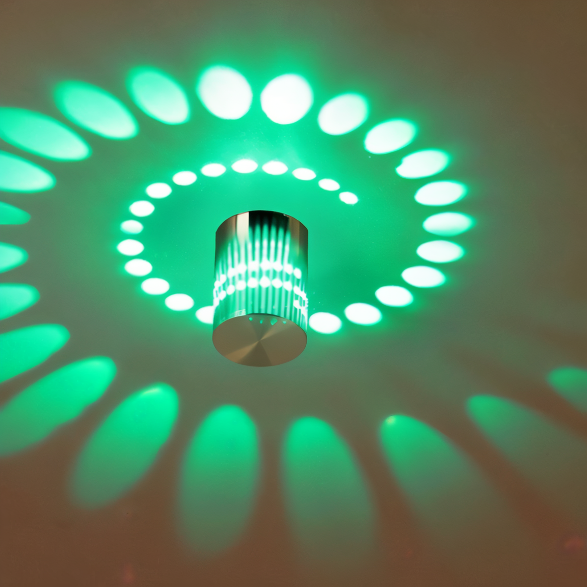 Spiralförmige Wandleuchte in Zylinderform