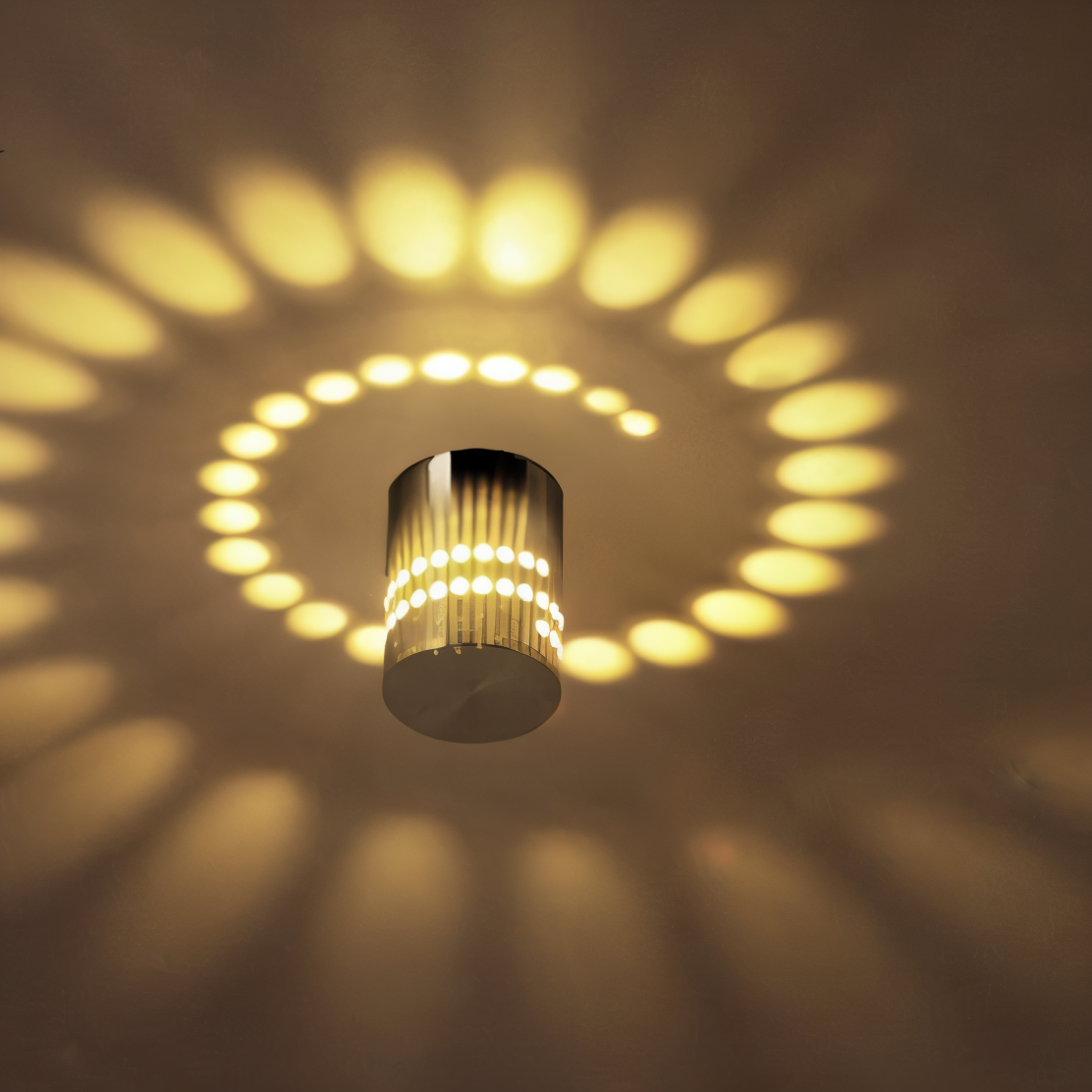 Spiralförmige Wandleuchte in Zylinderform