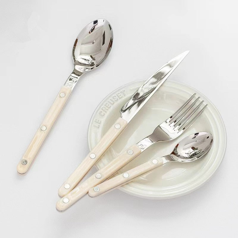 Besteckset in klassischem Design