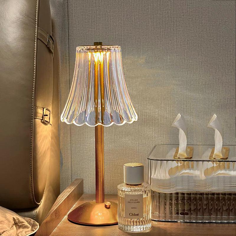 Goldene kabellose Tischlampe mit Lampenschirm