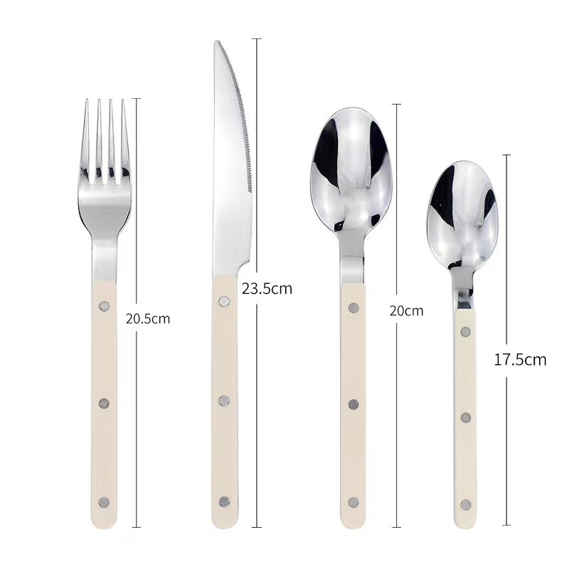 Besteckset in klassischem Design