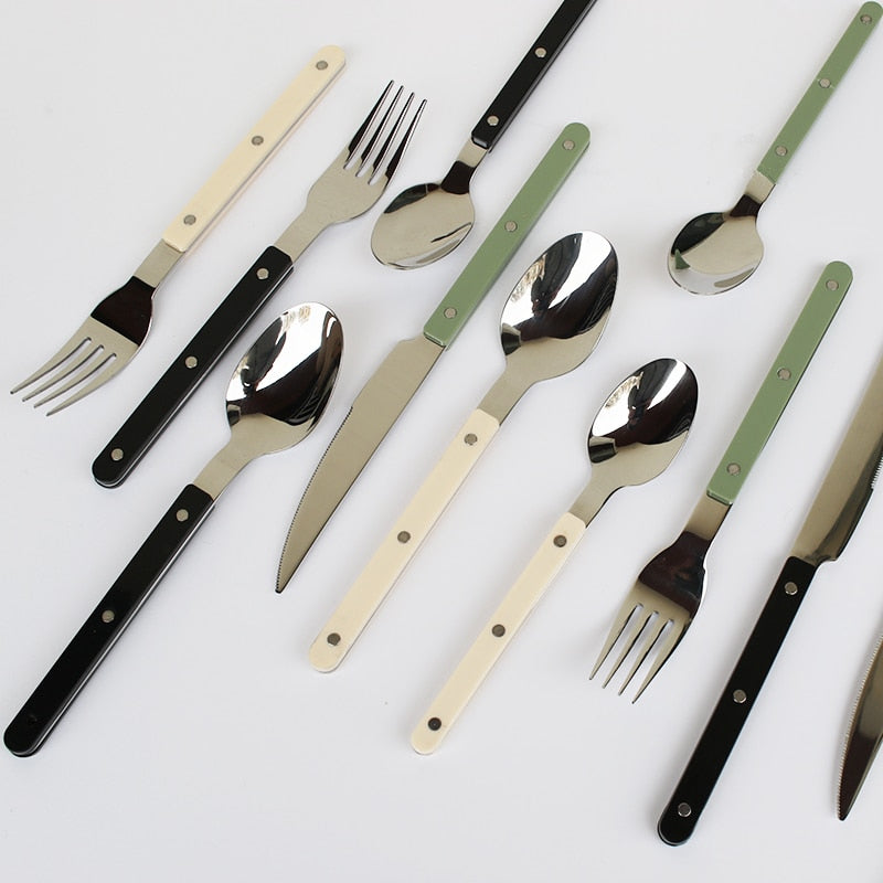 Besteckset in klassischem Design