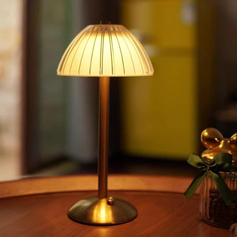 Goldene kabellose Tischlampe mit Lampenschirm
