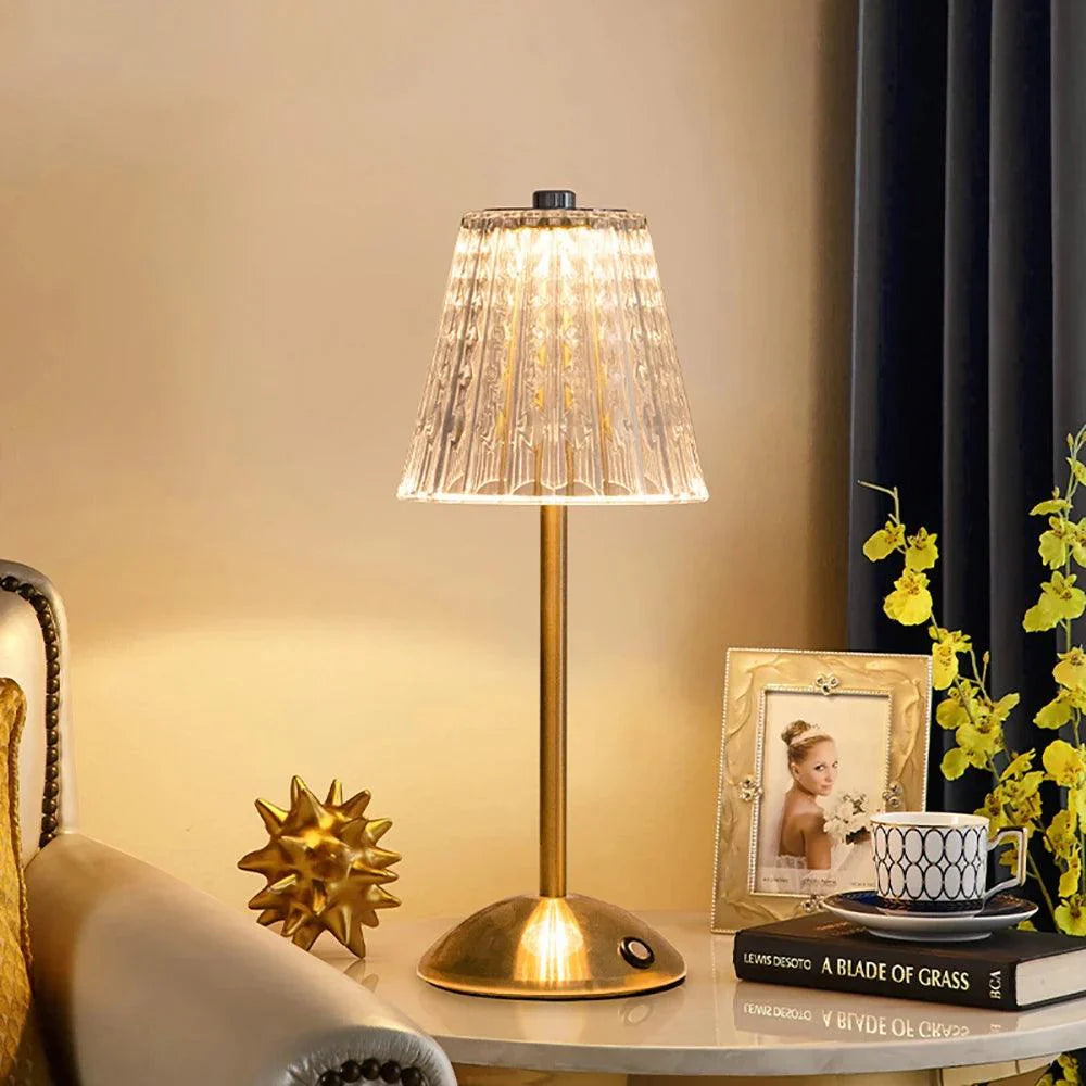 Goldene kabellose Tischlampe mit Lampenschirm