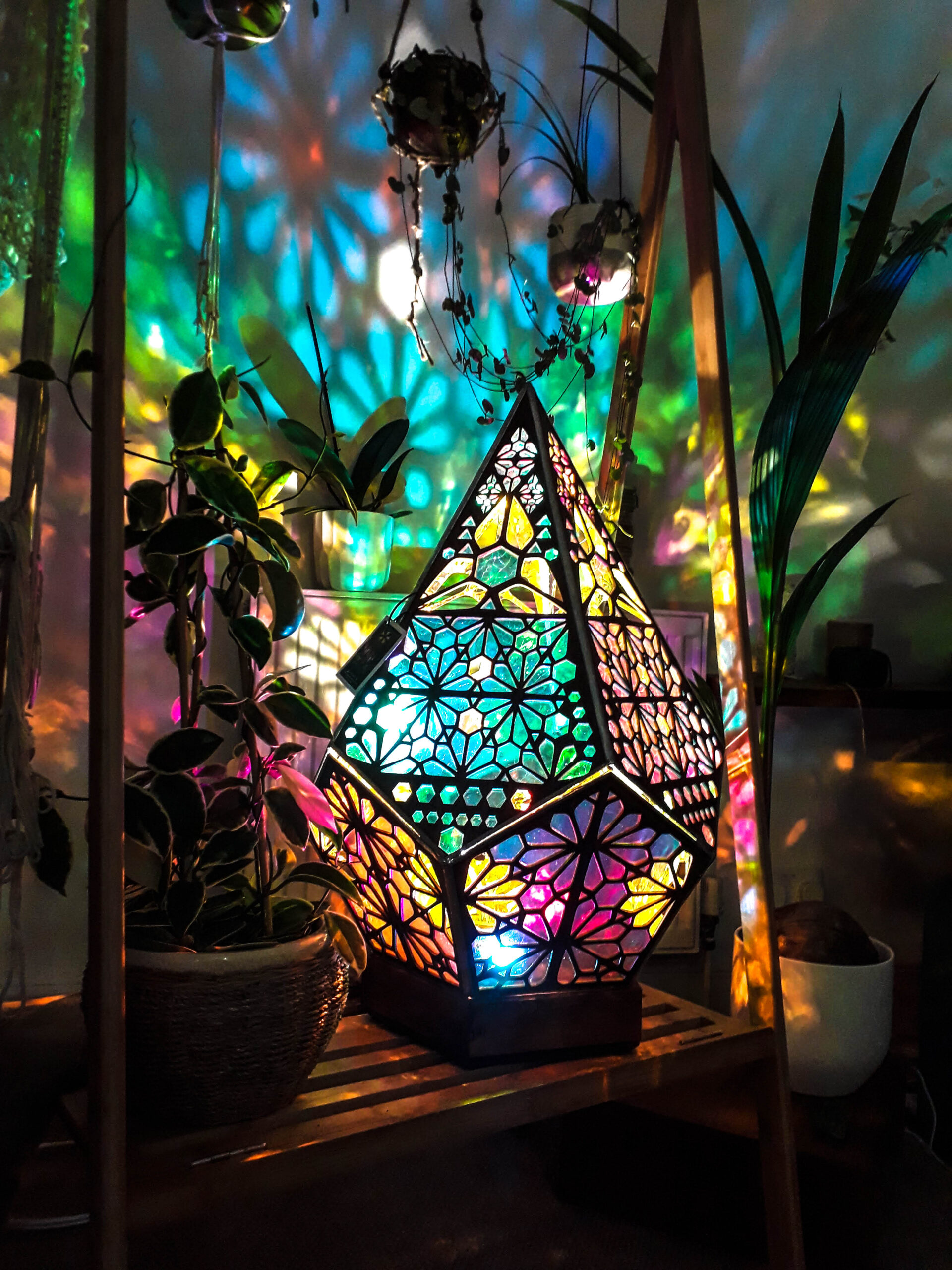 LED-Tischleuchte im Glas-in-Block-Stil