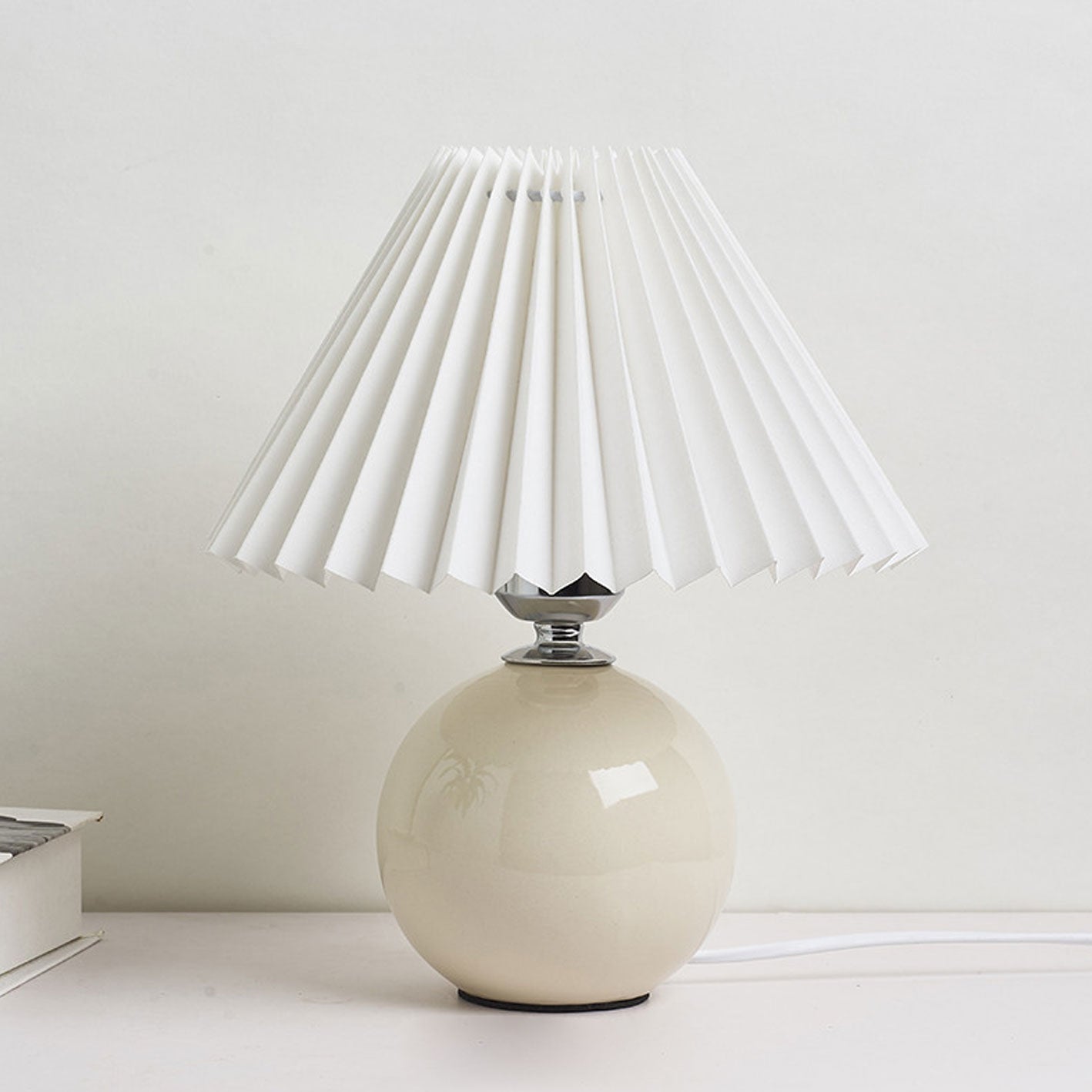 Nachttischlampe mit Lampenschirm