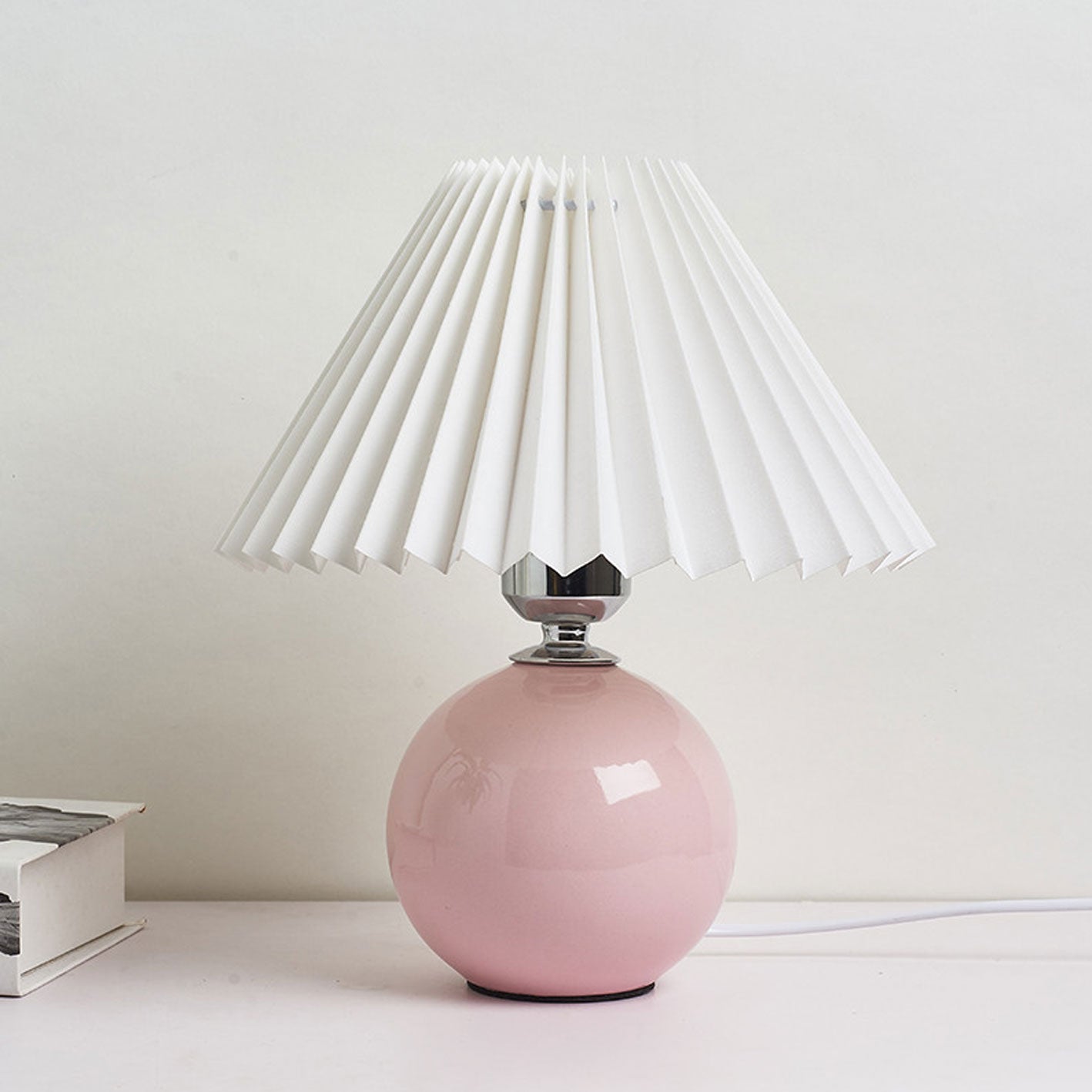 Nachttischlampe mit Lampenschirm