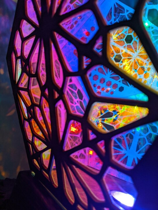 LED-Tischleuchte im Glas-in-Block-Stil