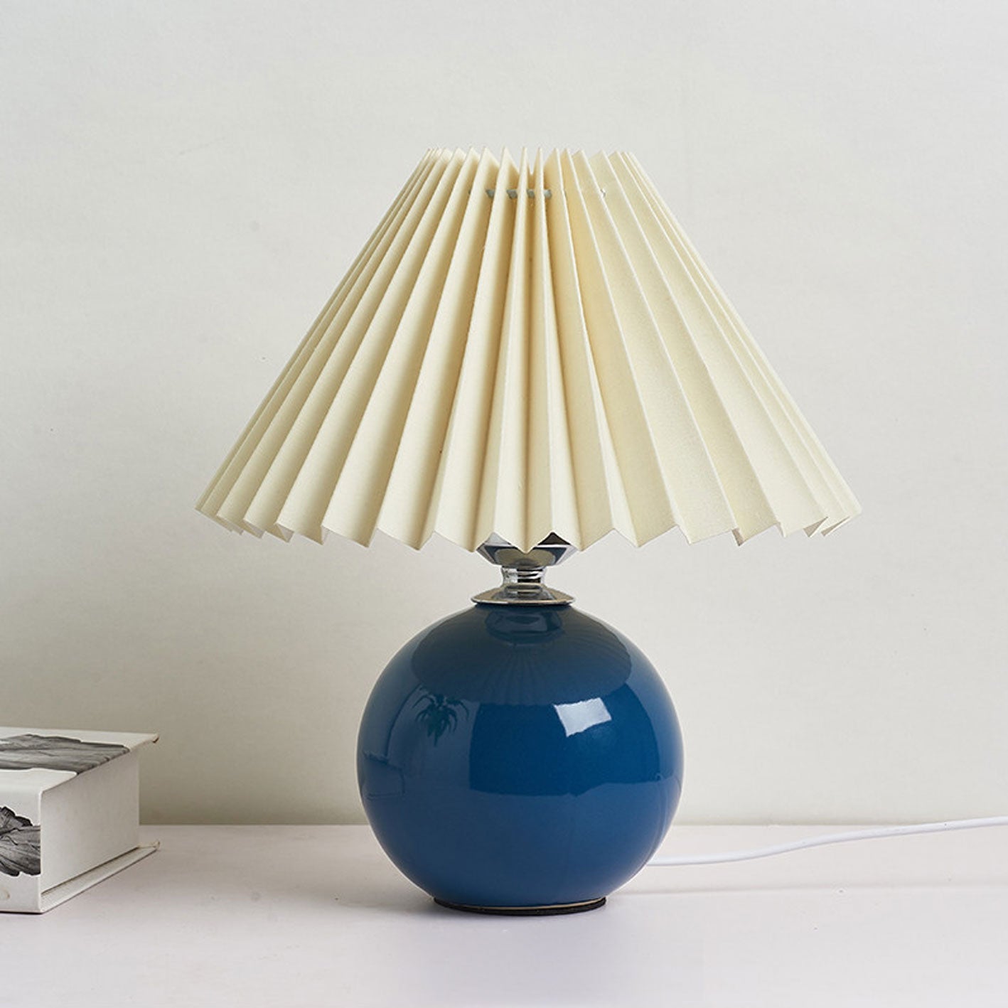 Nachttischlampe mit Lampenschirm
