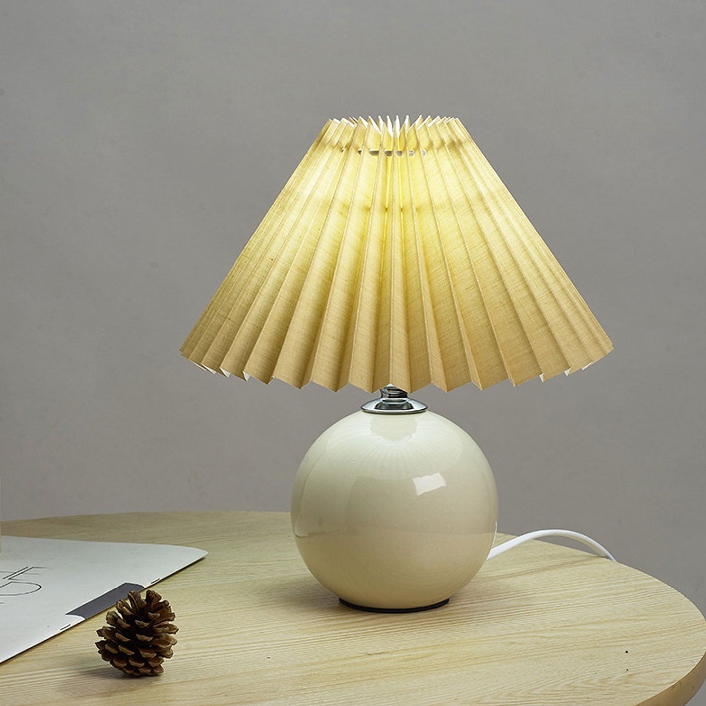 Nachttischlampe mit Lampenschirm