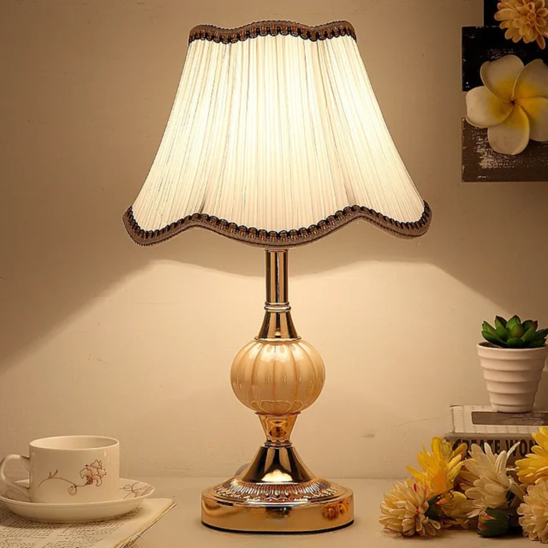 Tischlampe mit Lampenschirm