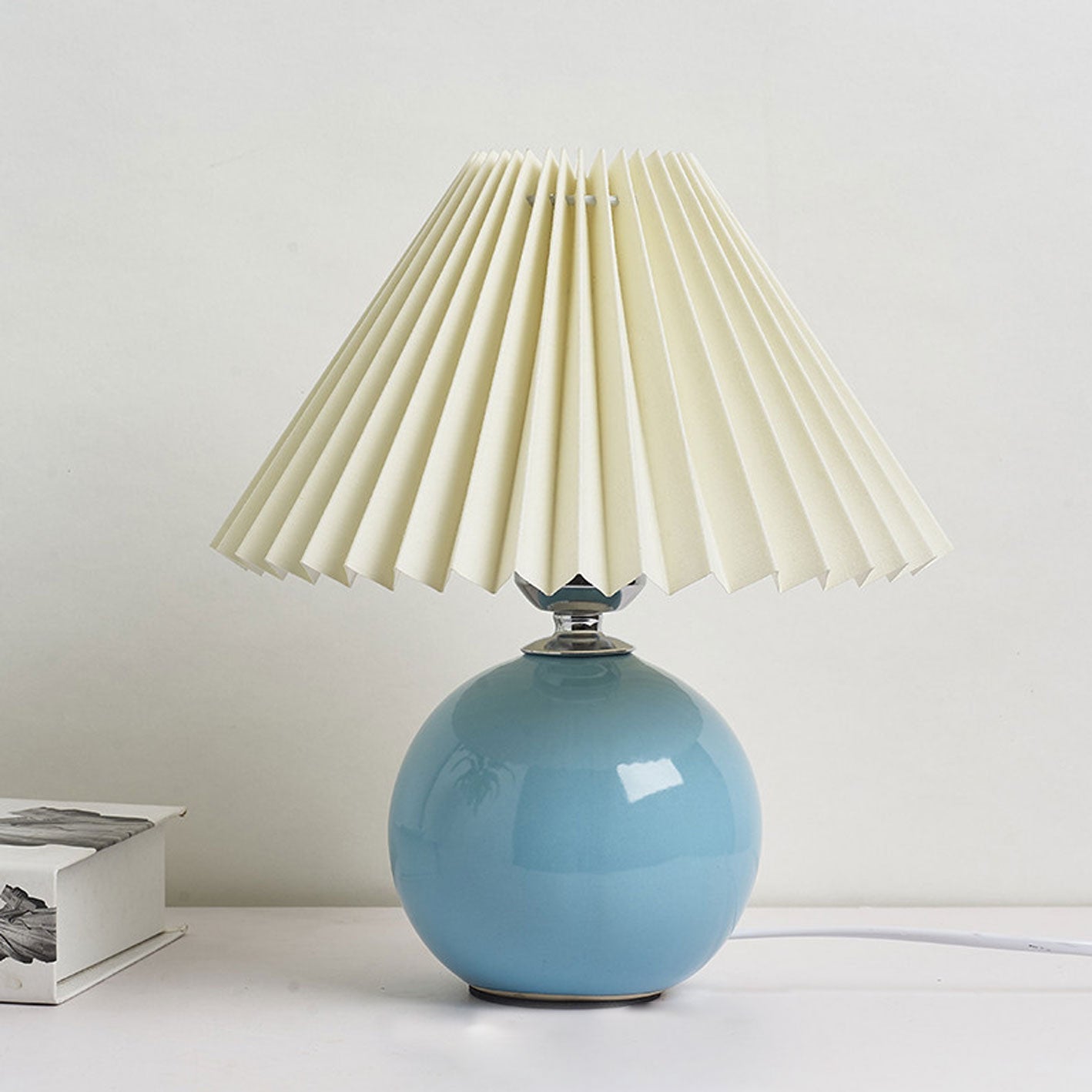 Nachttischlampe mit Lampenschirm