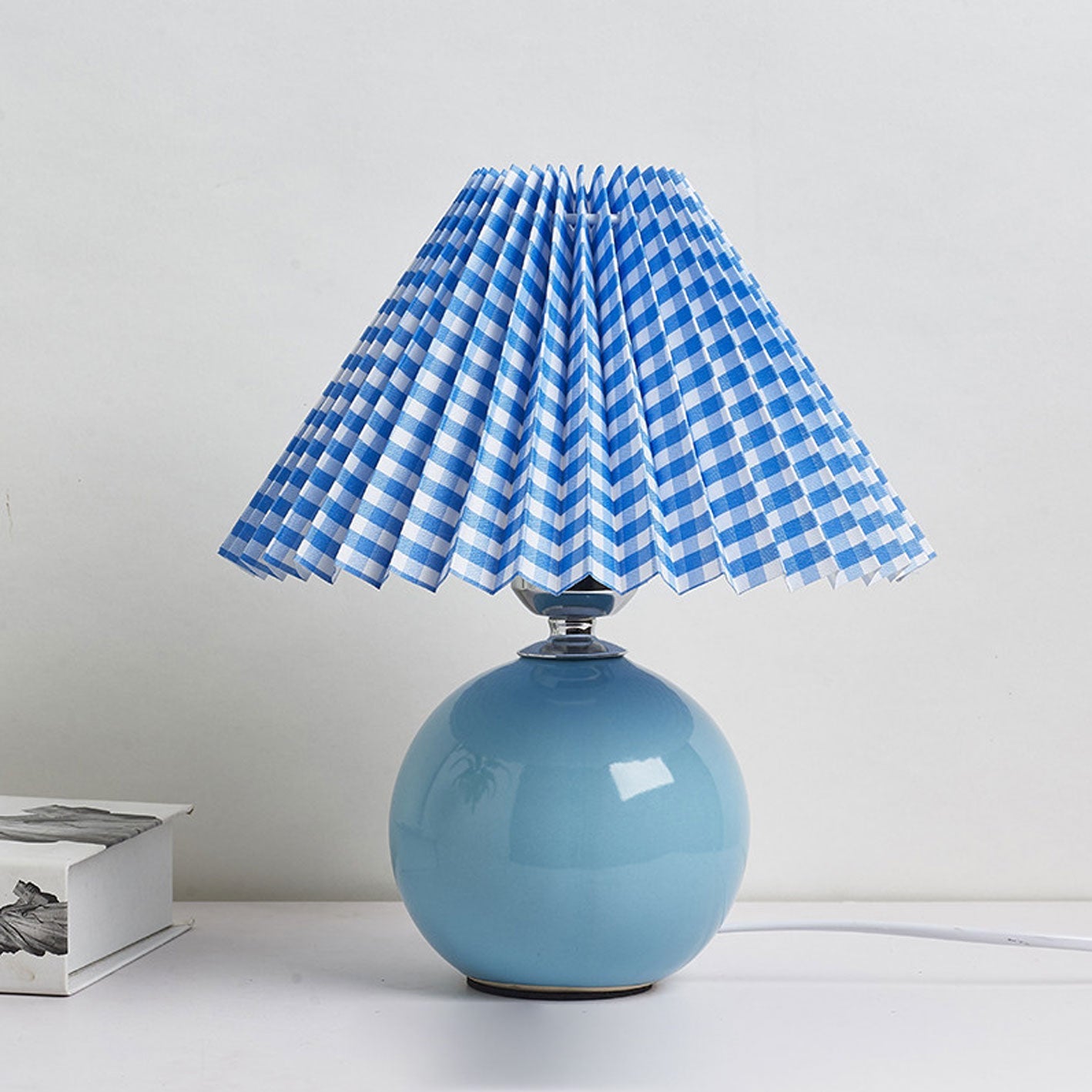 Nachttischlampe mit Lampenschirm