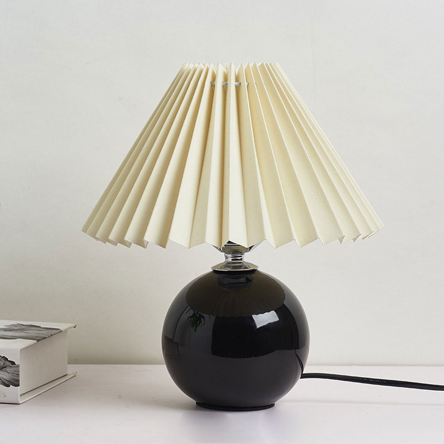 Nachttischlampe mit Lampenschirm