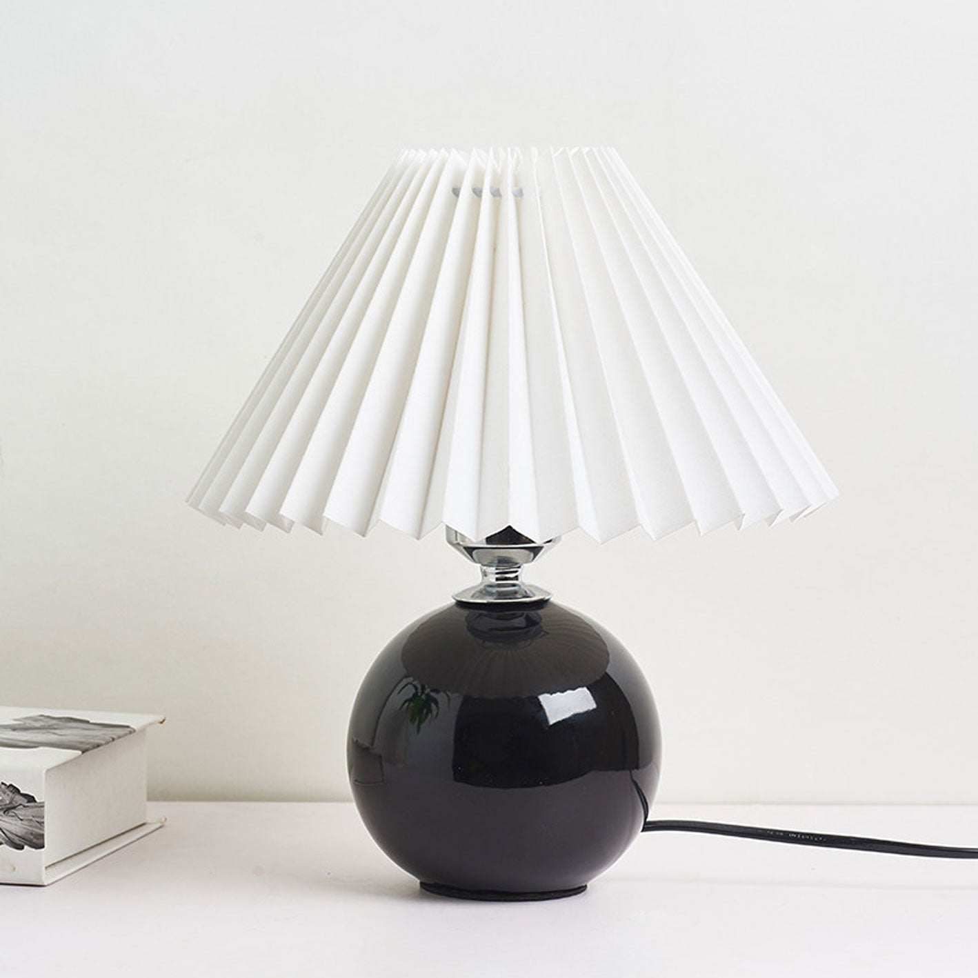 Nachttischlampe mit Lampenschirm