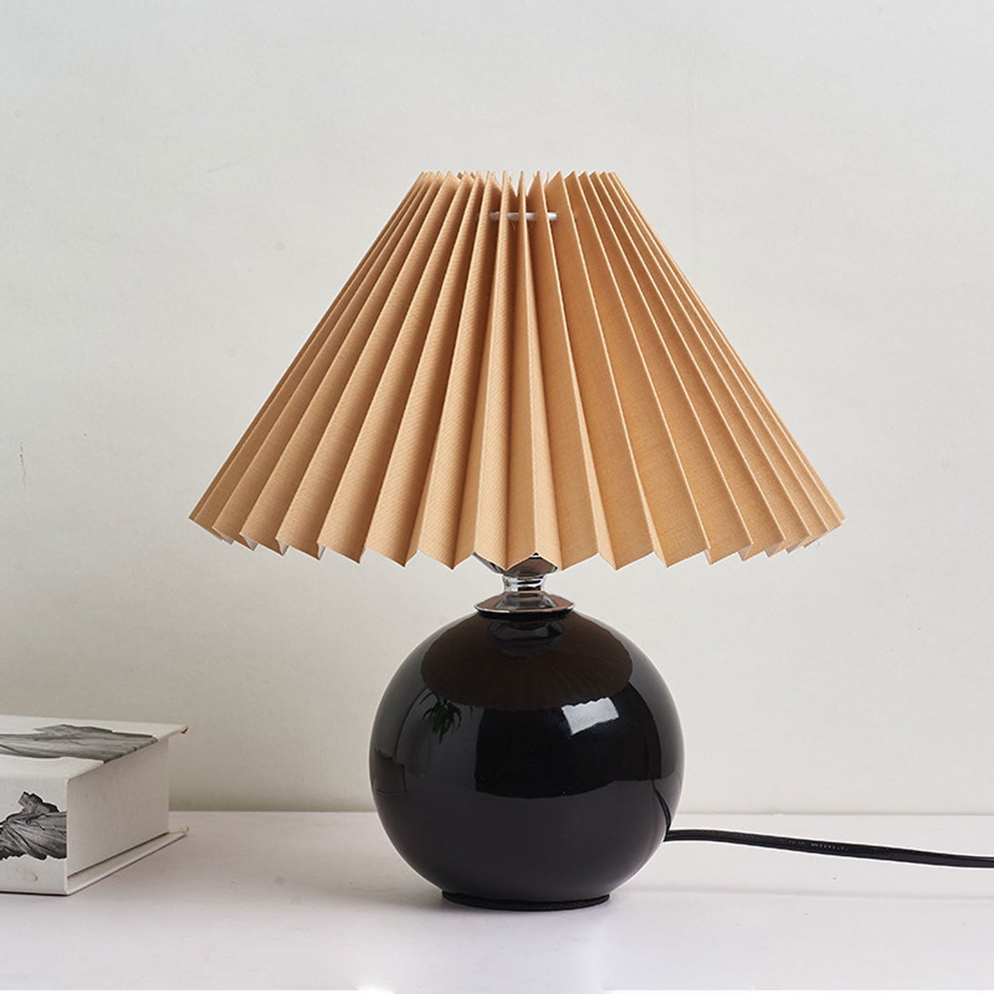 Nachttischlampe mit Lampenschirm