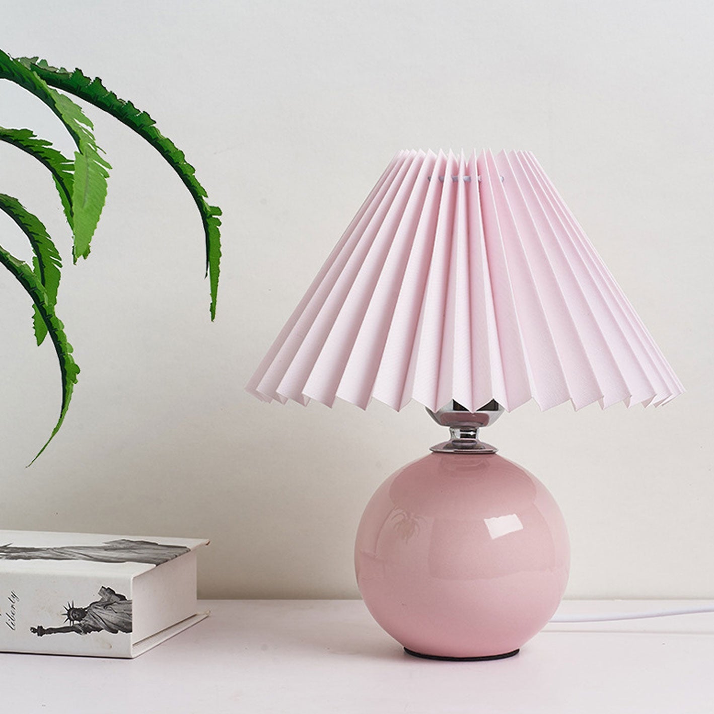 Nachttischlampe mit Lampenschirm