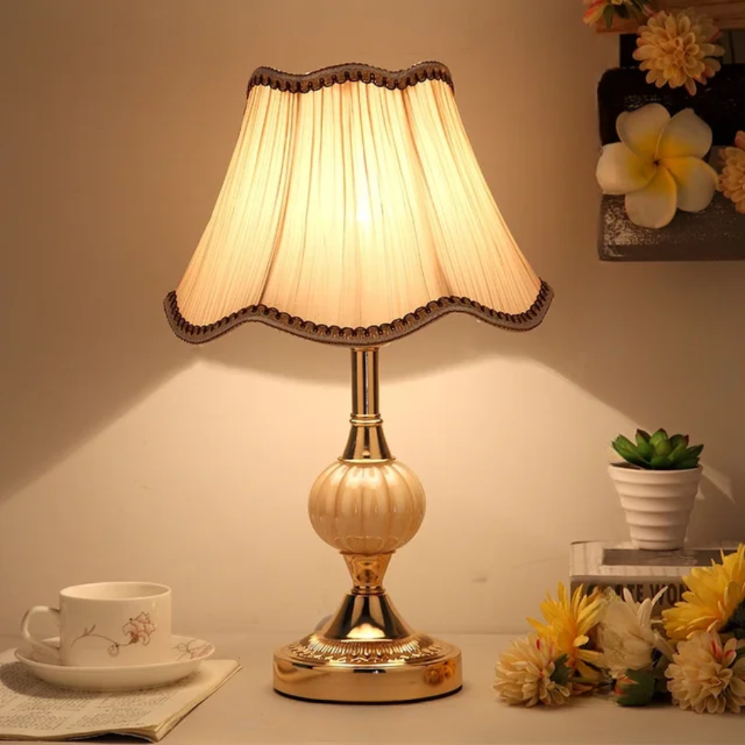 Tischlampe mit Lampenschirm