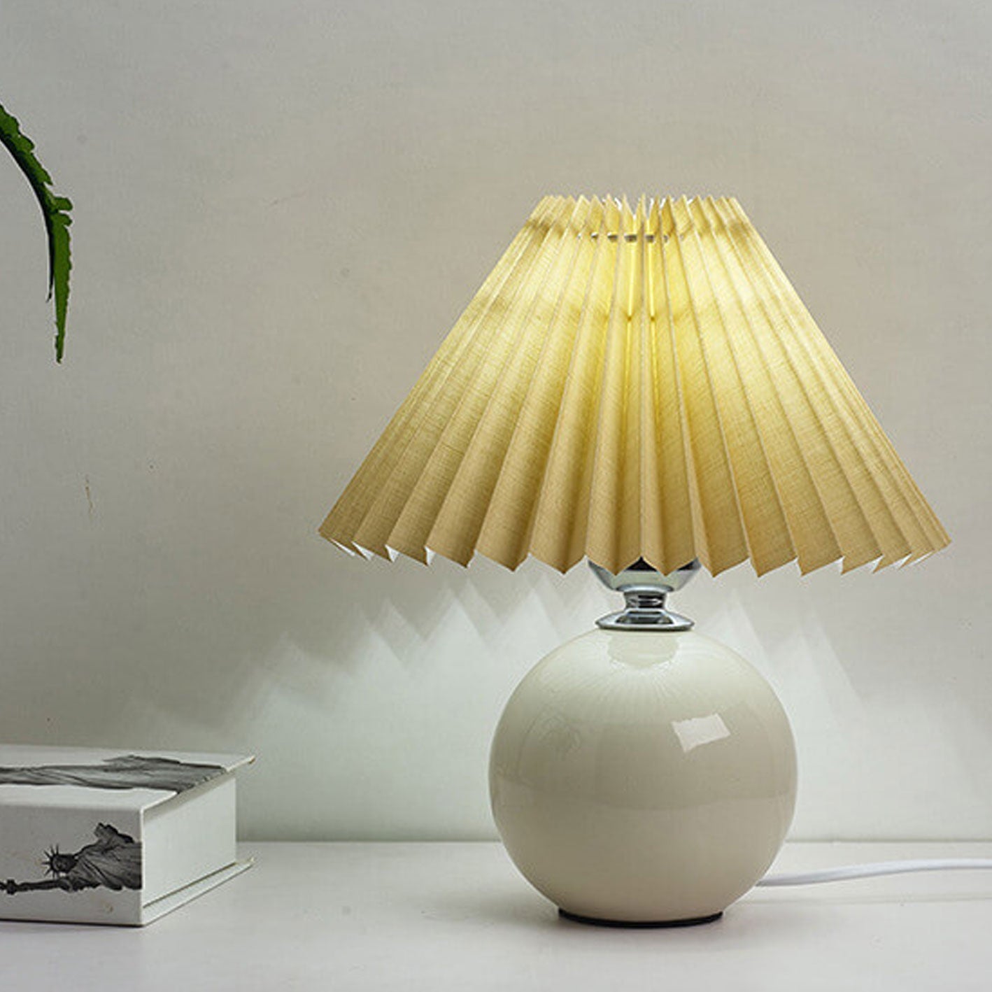 Nachttischlampe mit Lampenschirm