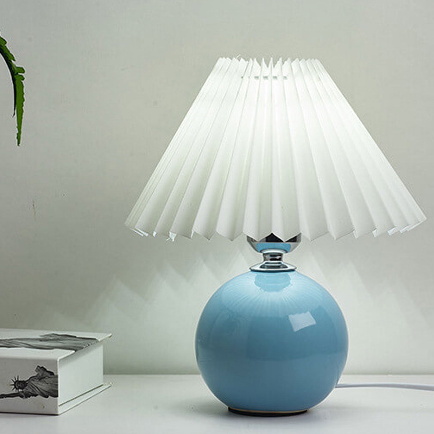Nachttischlampe mit Lampenschirm