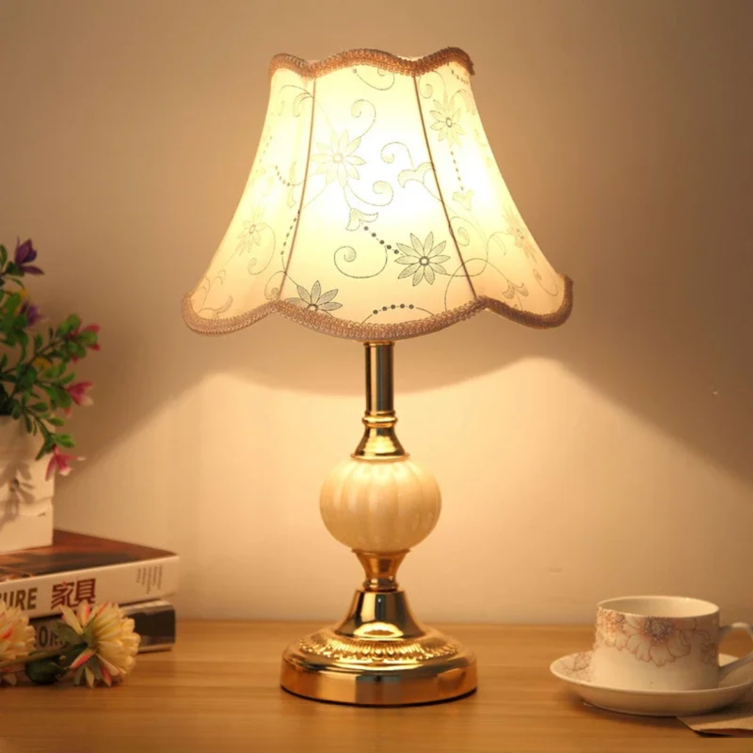 Tischlampe mit Lampenschirm