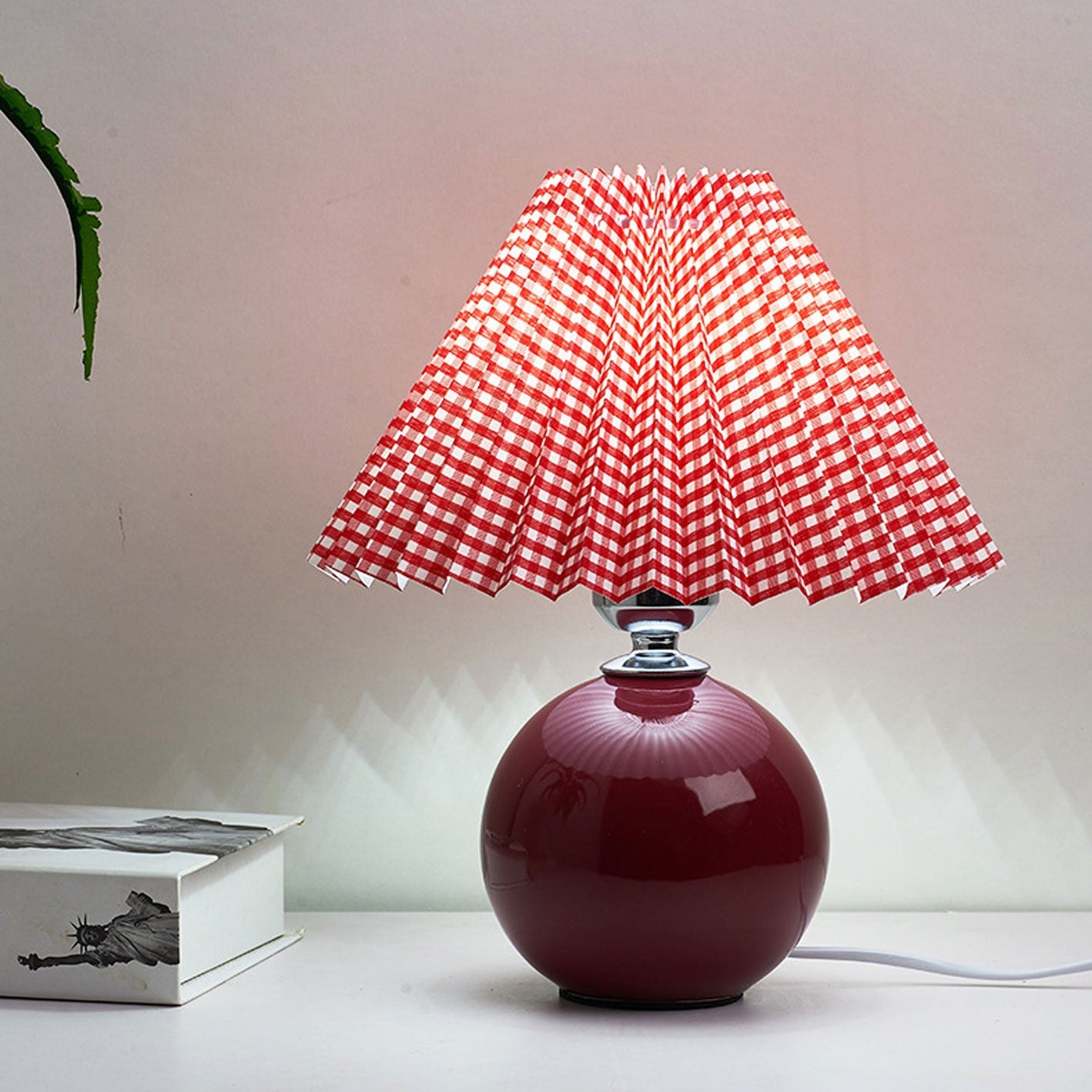 Nachttischlampe mit Lampenschirm