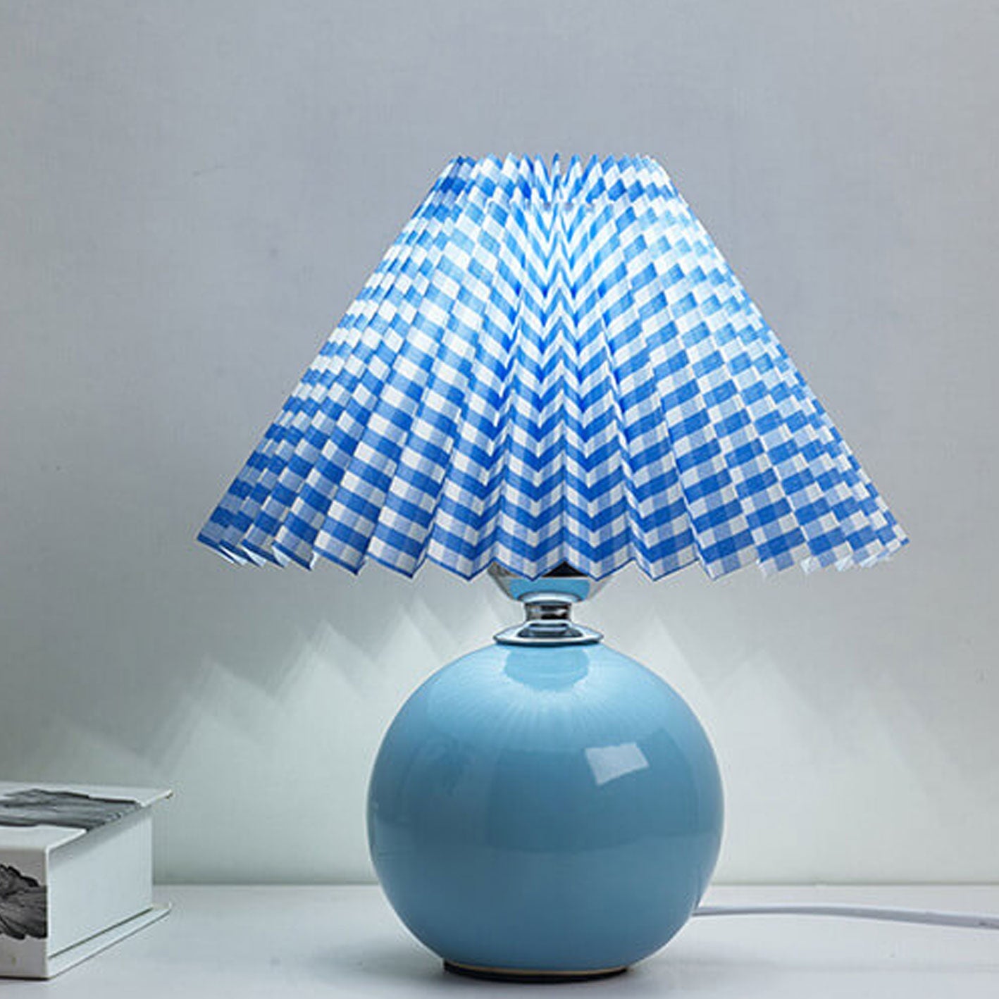 Nachttischlampe mit Lampenschirm