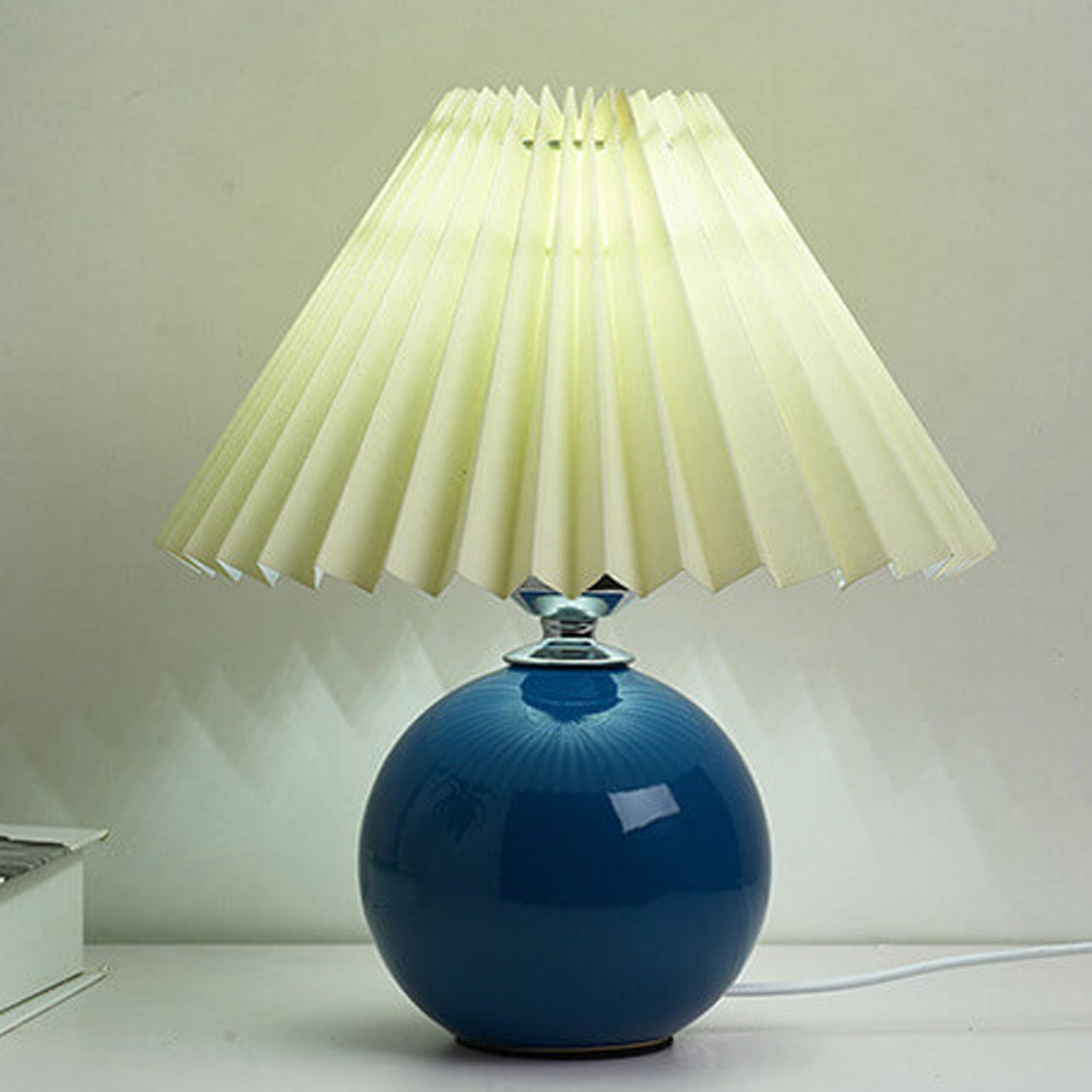 Nachttischlampe mit Lampenschirm