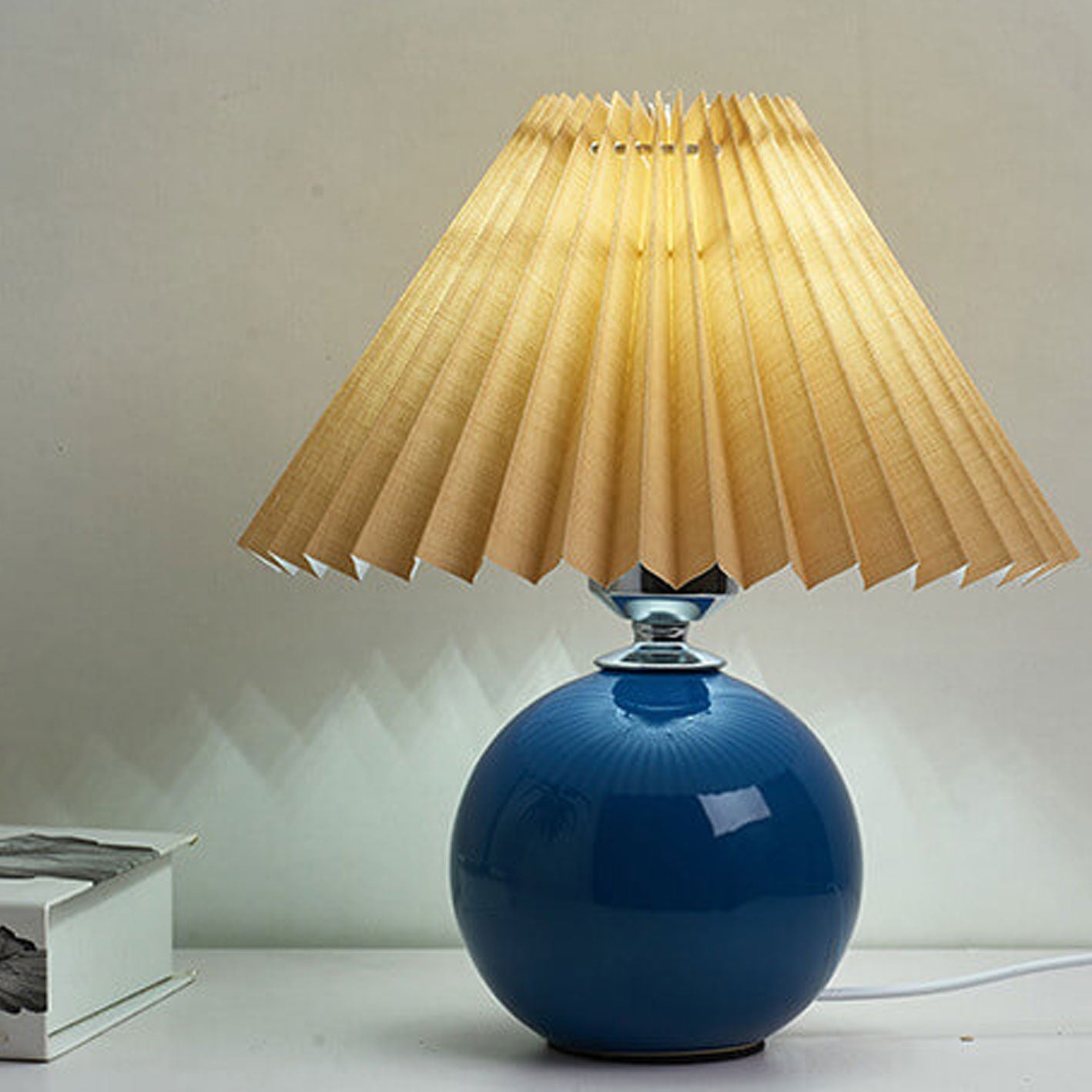 Nachttischlampe mit Lampenschirm