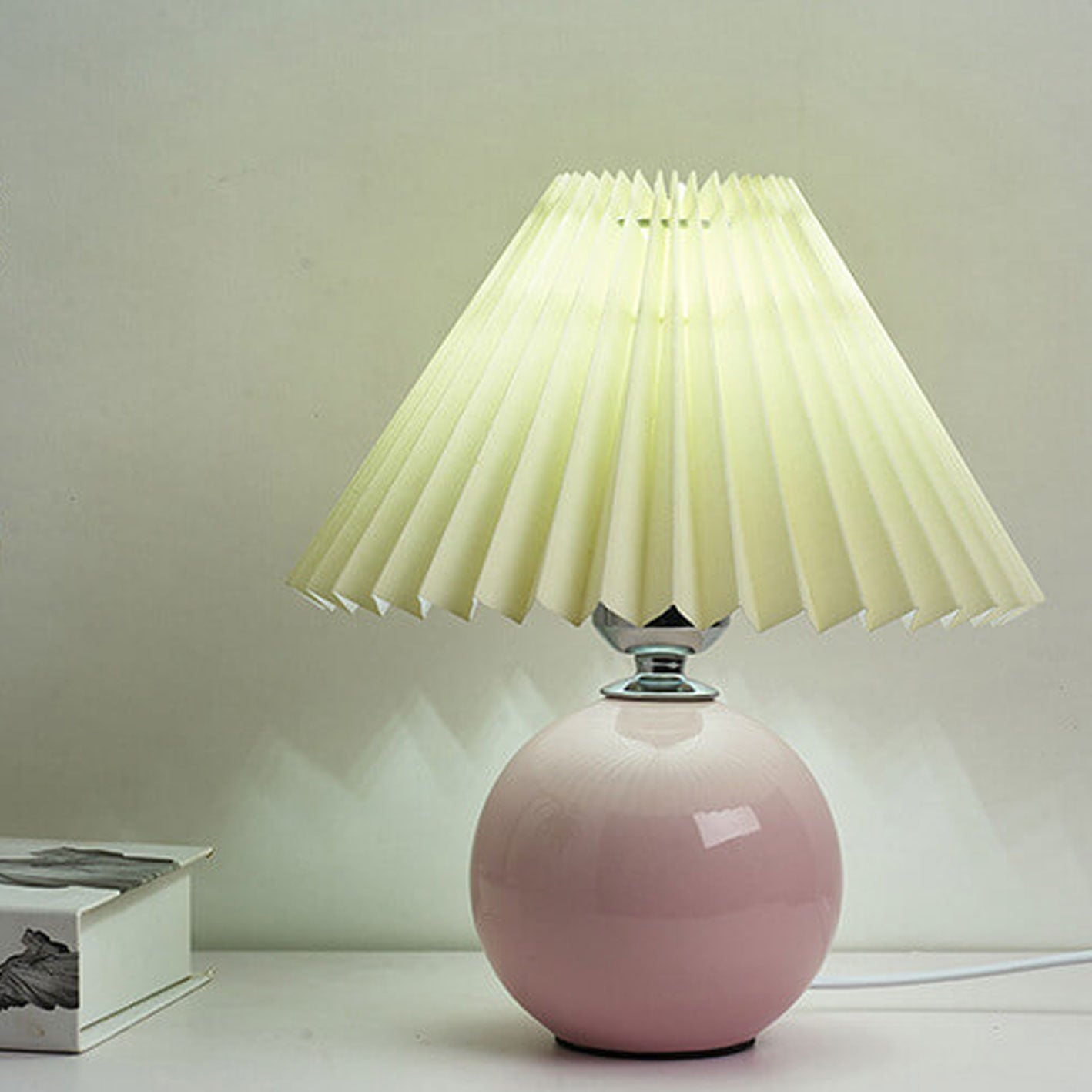 Nachttischlampe mit Lampenschirm