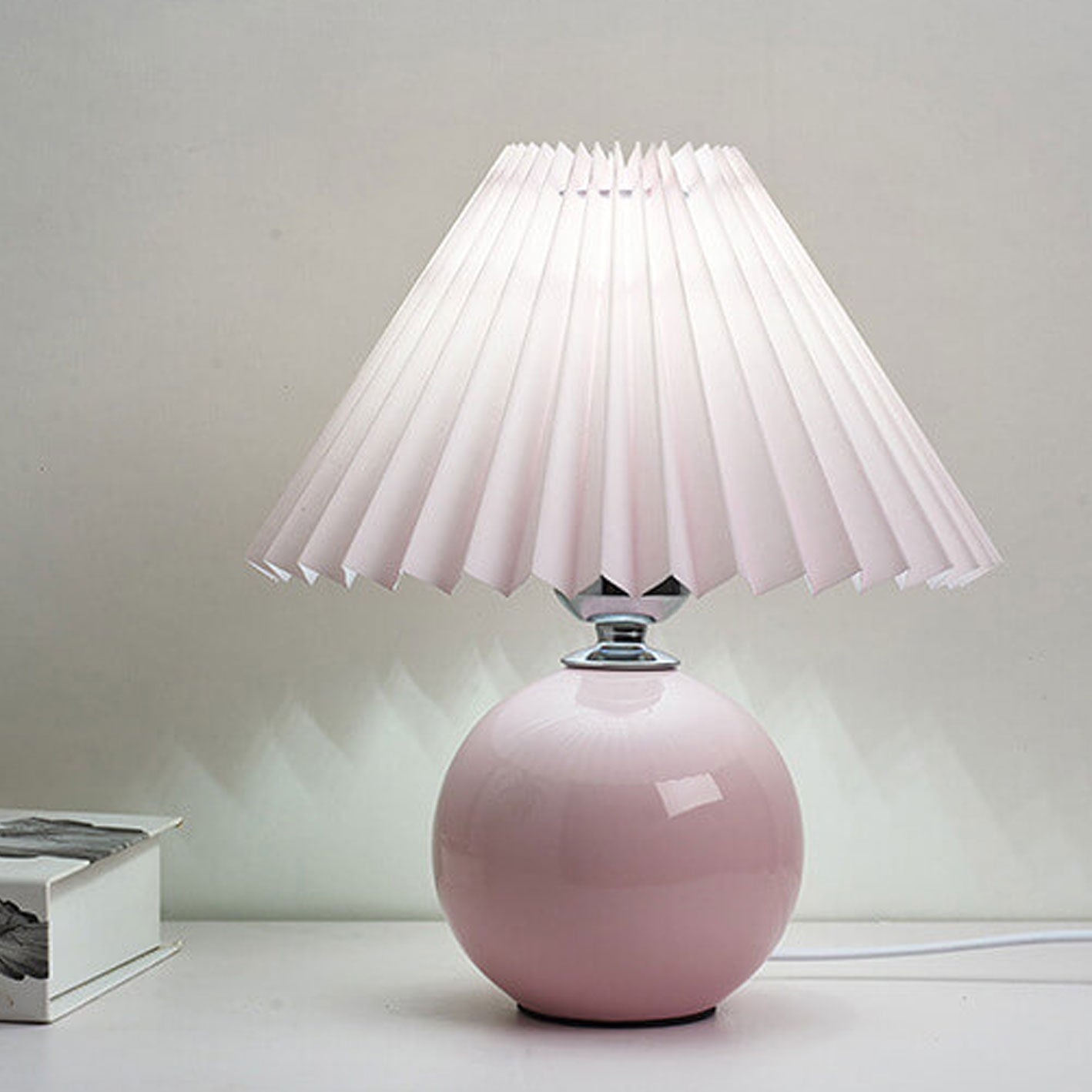 Nachttischlampe mit Lampenschirm
