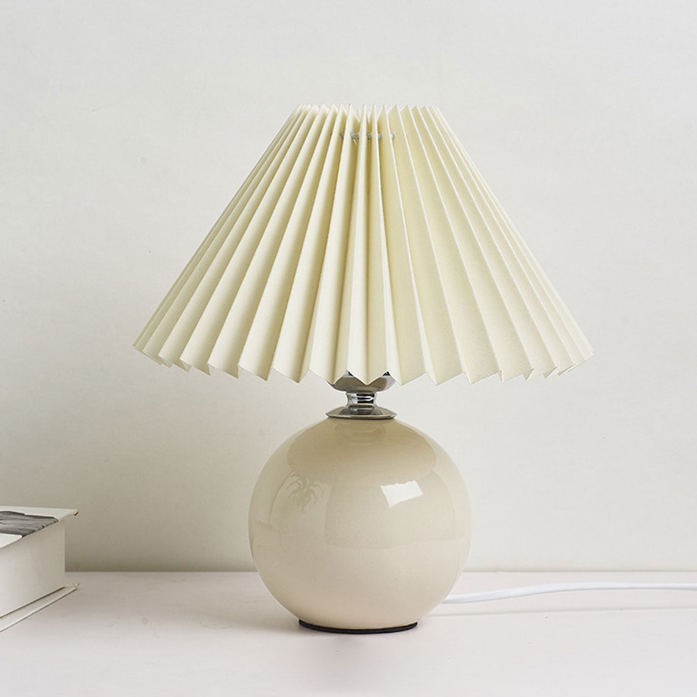 Nachttischlampe mit Lampenschirm