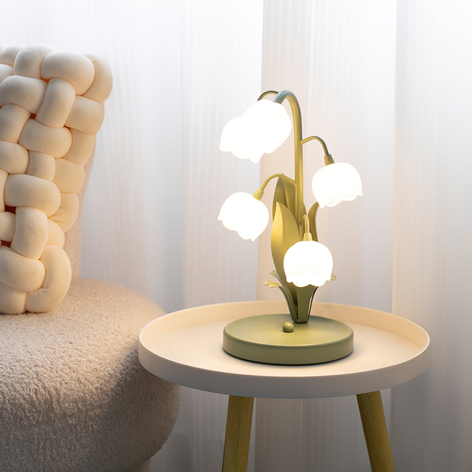 Grüne Tischlampe mit weißer Blume