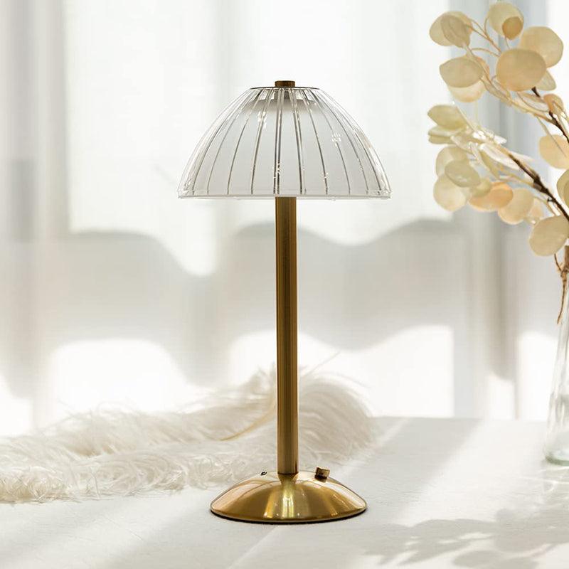 Goldene kabellose Tischlampe mit Lampenschirm