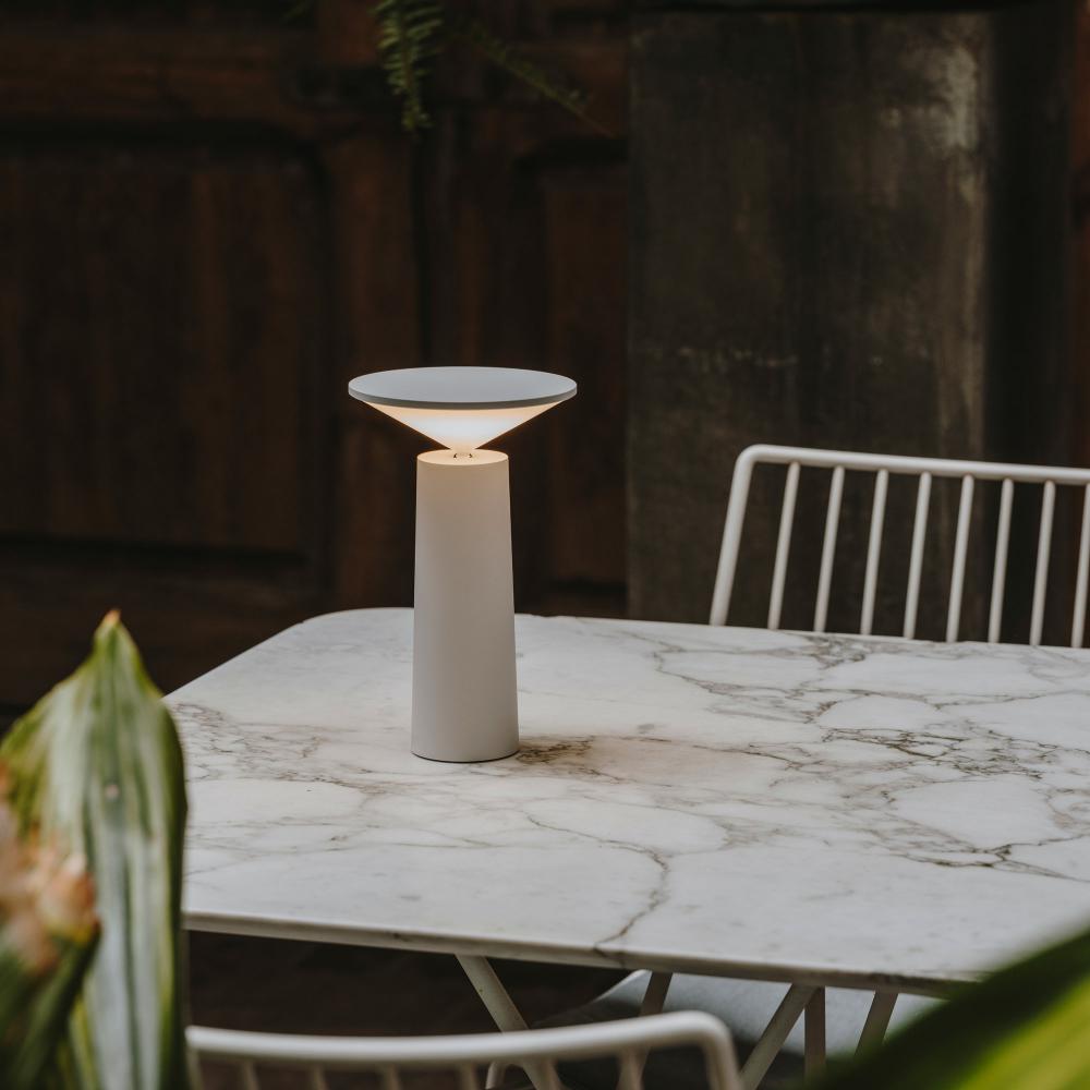 Moderne Tischlampe mit schlichtem Design